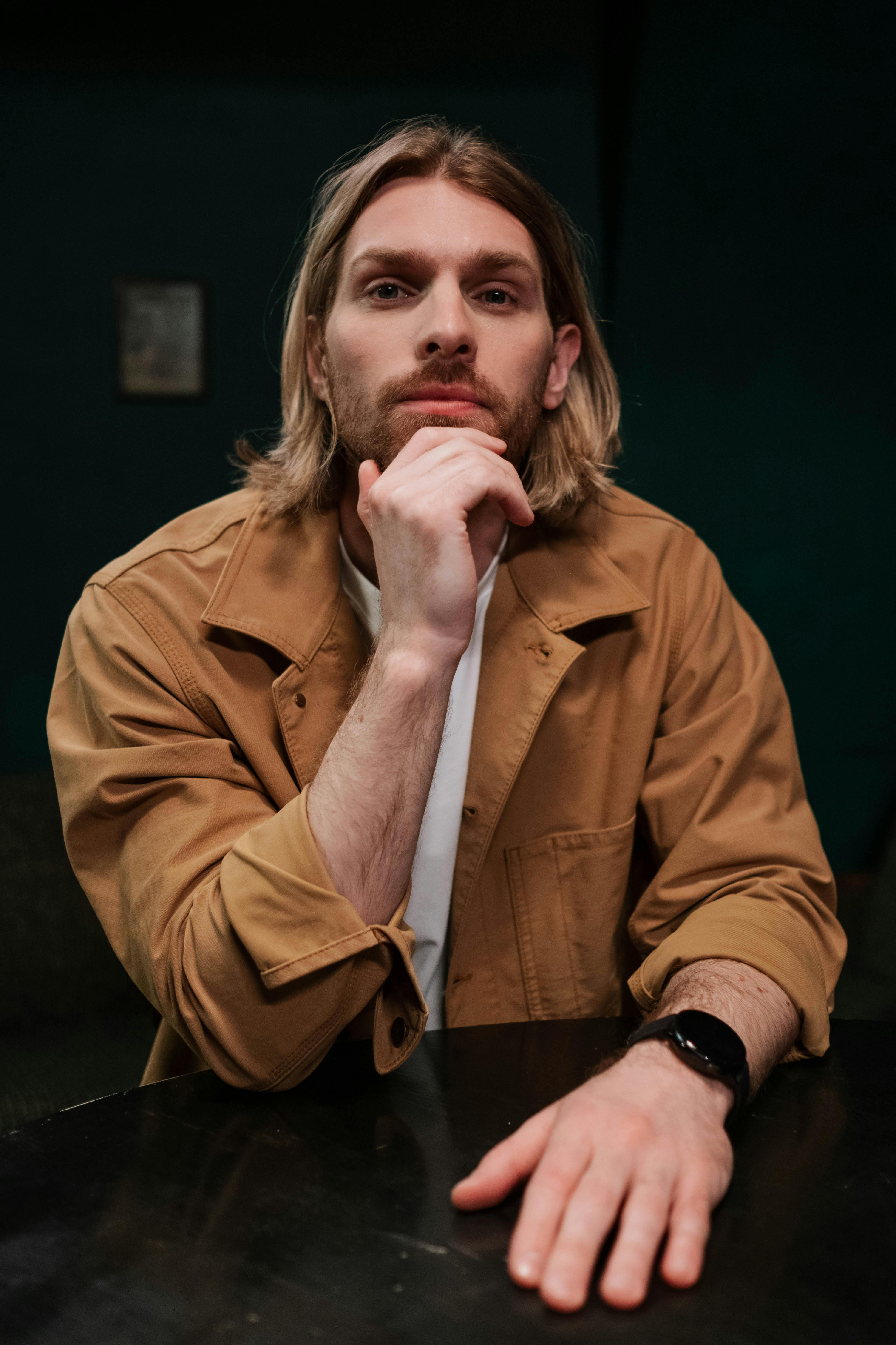 Un hombre serio mirando a la cámara | Fuente: Pexels