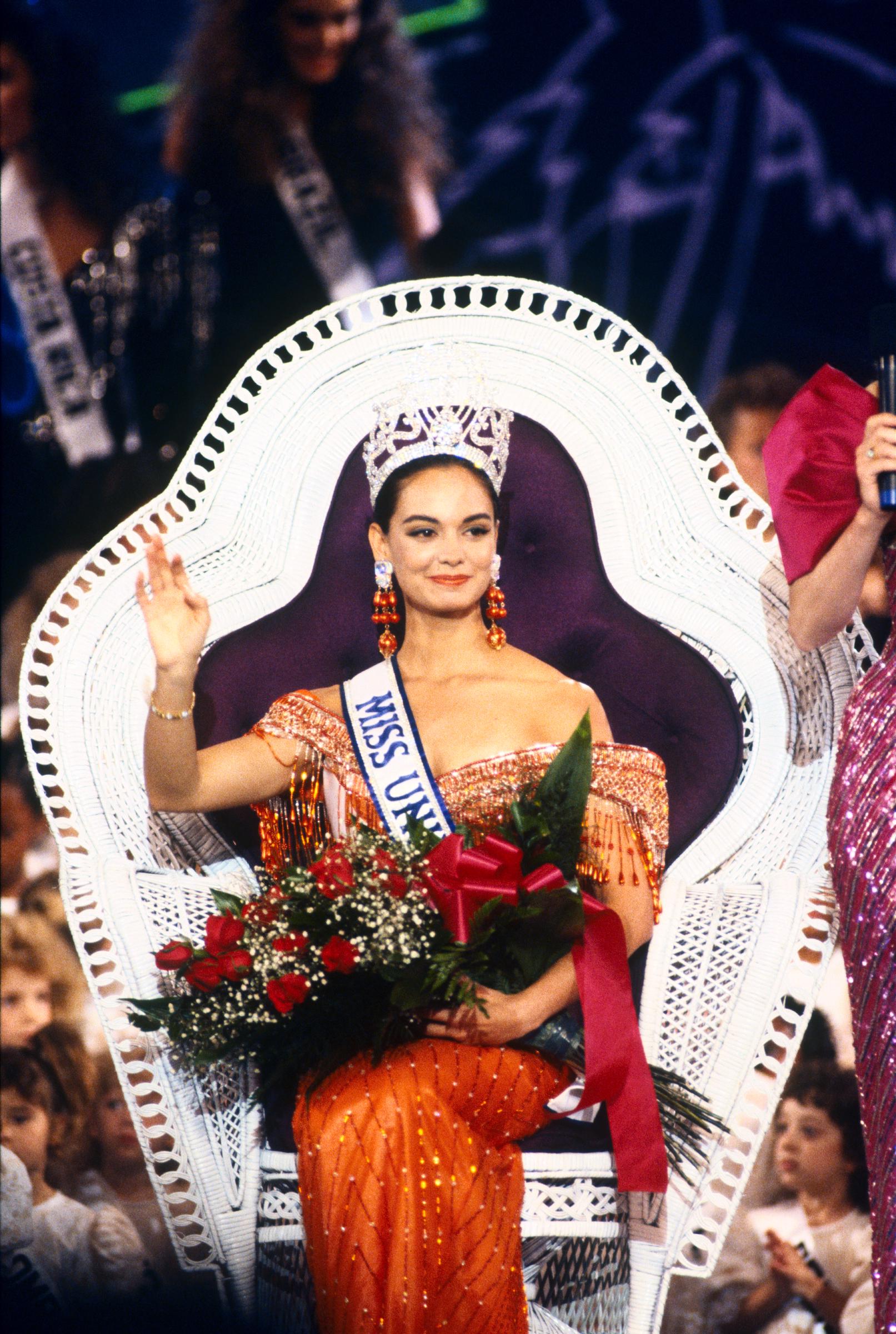 Miss México, Lupita Jones saluda al público tras ser coronada Miss Universo en las ceremonias de 1991 en Las Vegas, Nevada. | Fuente: Getty Images