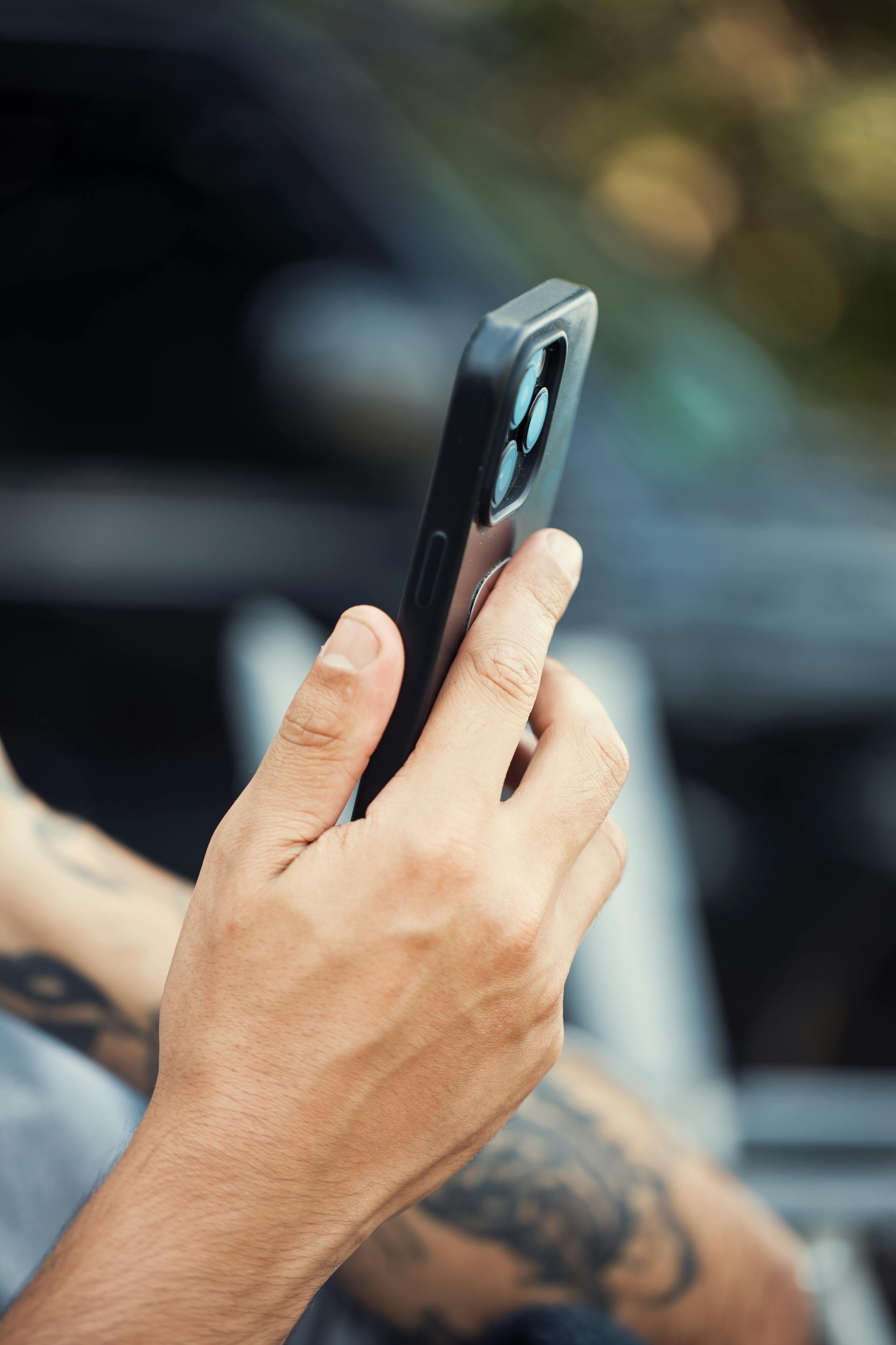 Un hombre usando su teléfono | Fuente: Pexels