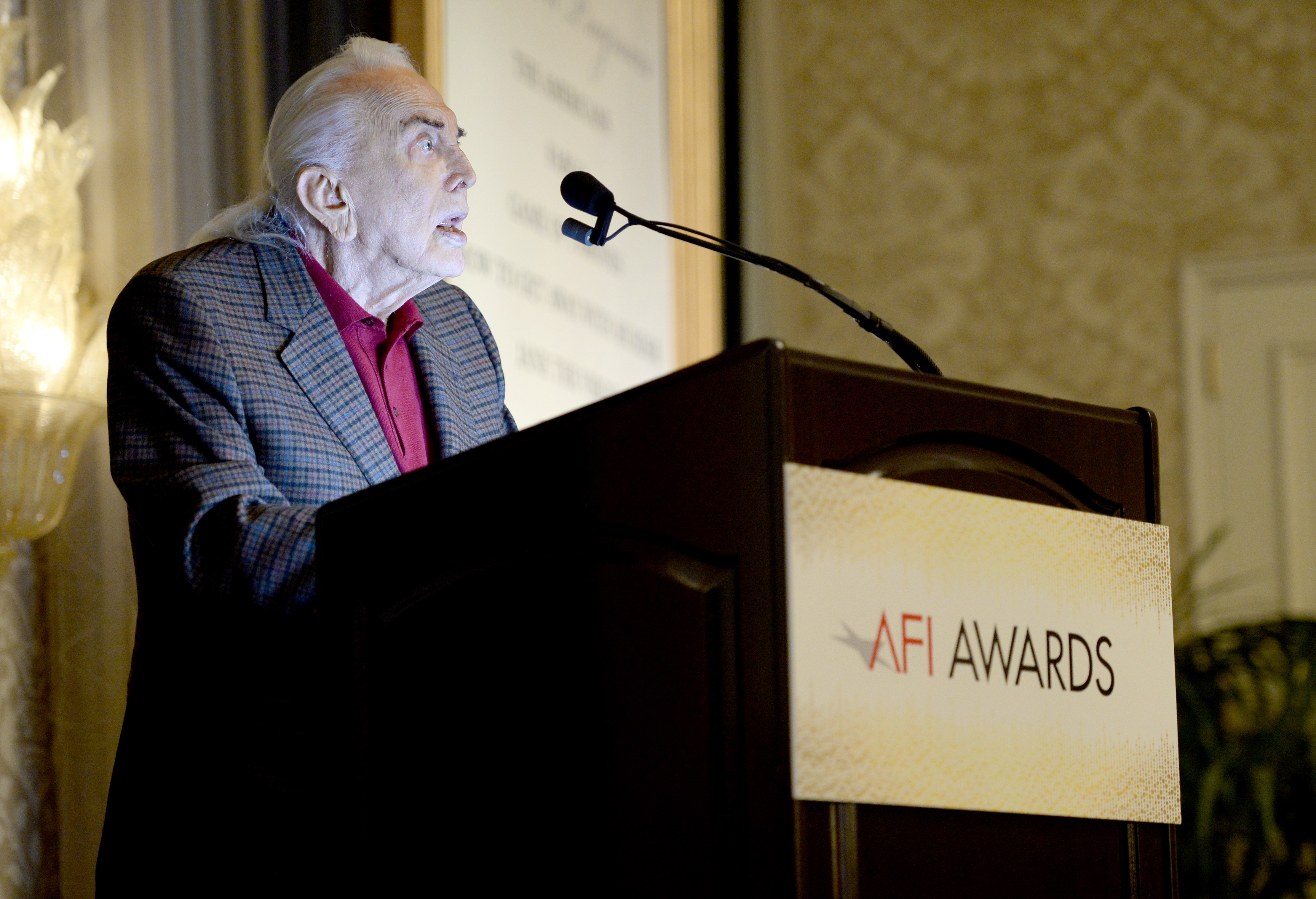 Kirk Douglas habla en el 15º Almuerzo Anual de los Premios AFI el 9 de enero de 2015, en Beverly Hills, California. | Fuente: Getty Images