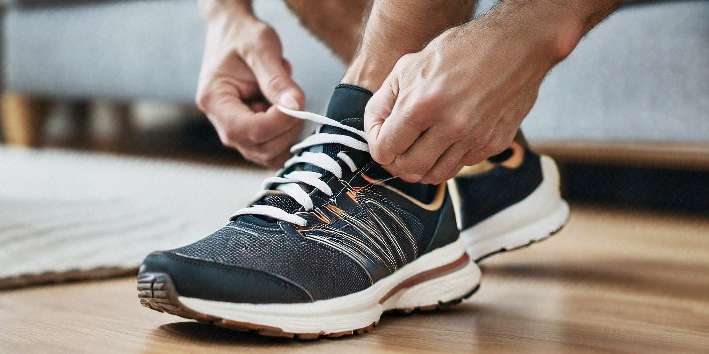 Un hombre abrochándose los cordones de los zapatos | Fuente: Shutterstock