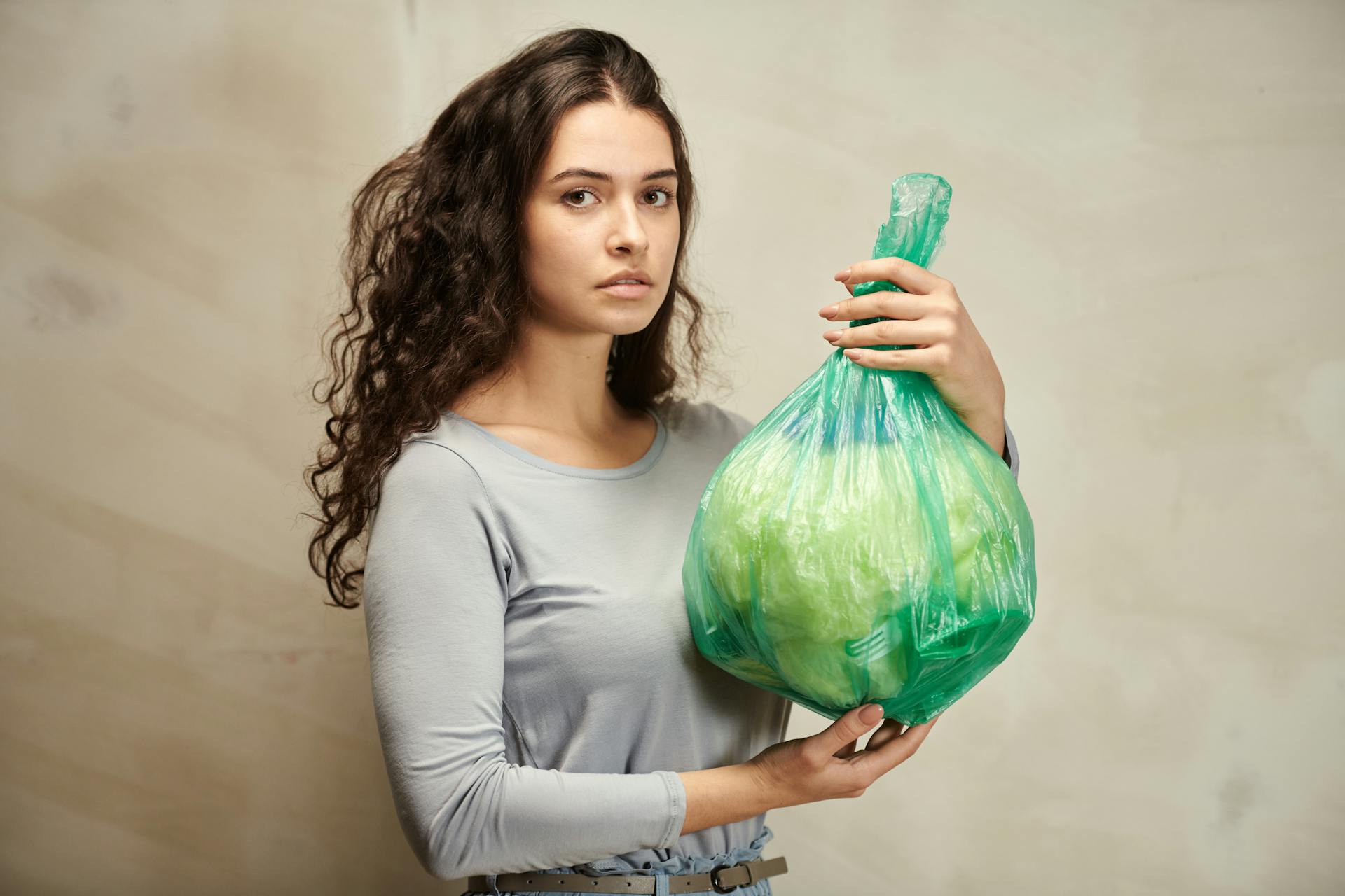 Una mujer infeliz con una bolsa de las compras en la mano | Fuente: Pexels