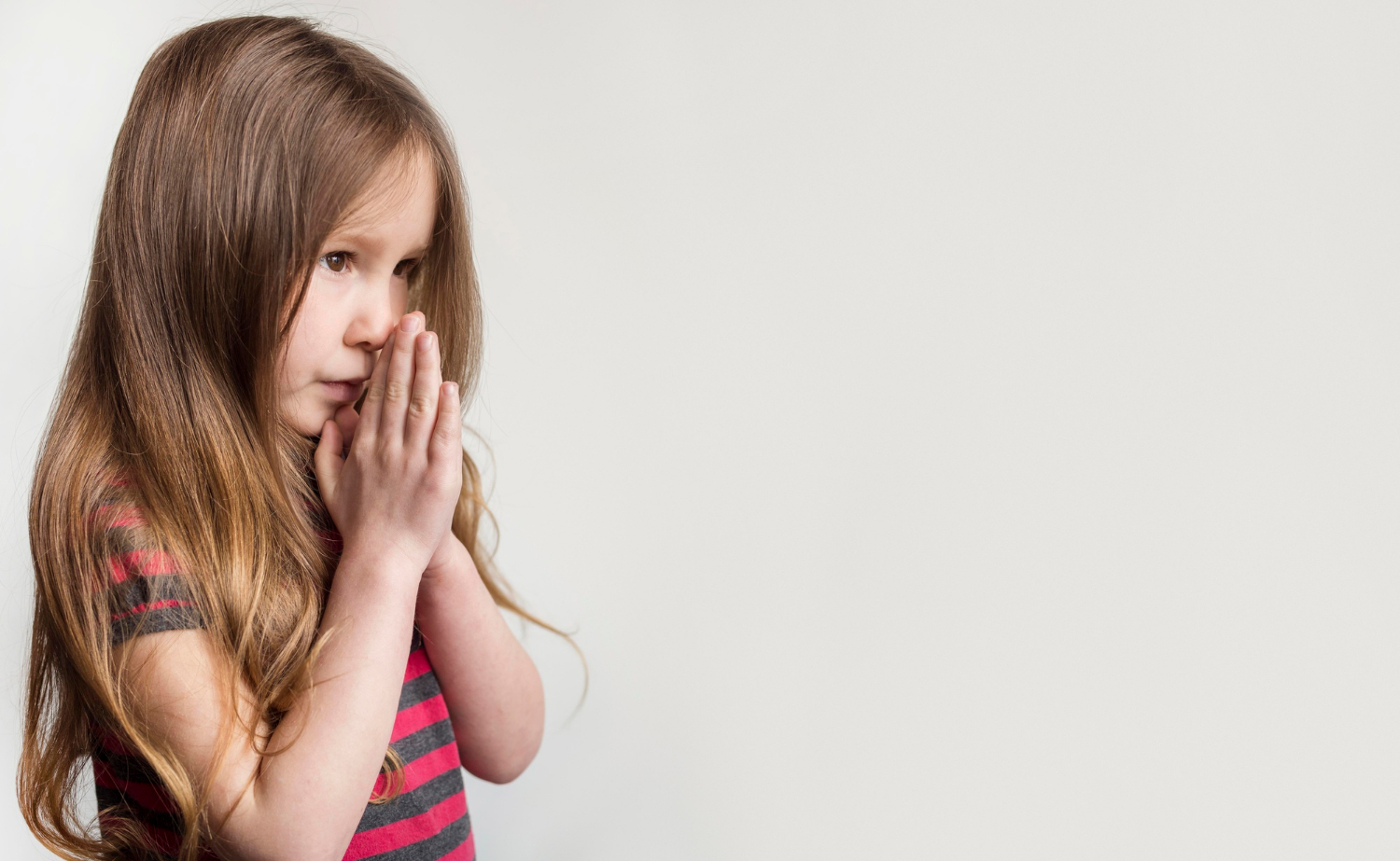 Una niña nerviosa mirando a alguien | Fuente: Freepik