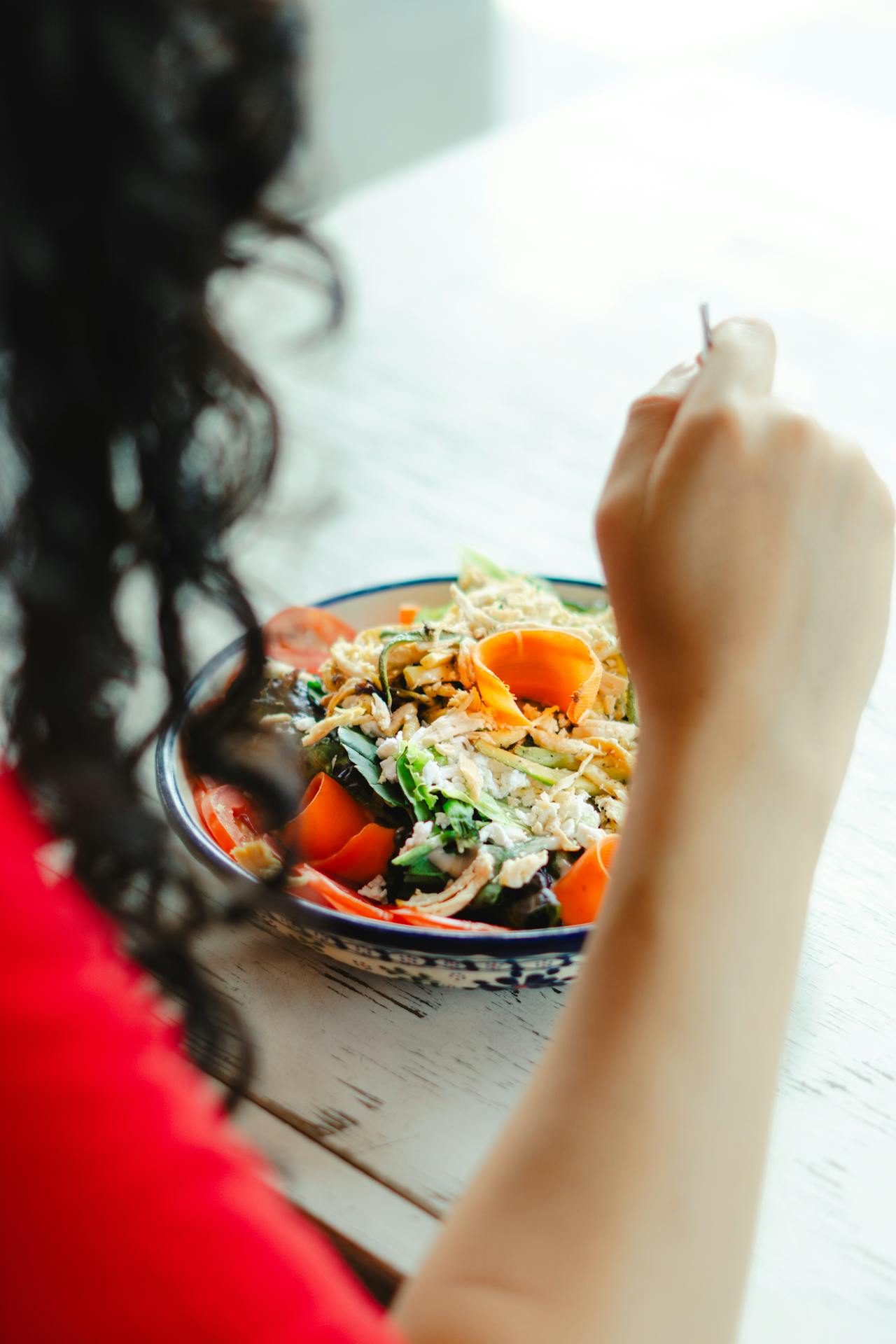 Una mujer comiendo ensalada | Fuente: Pexels
