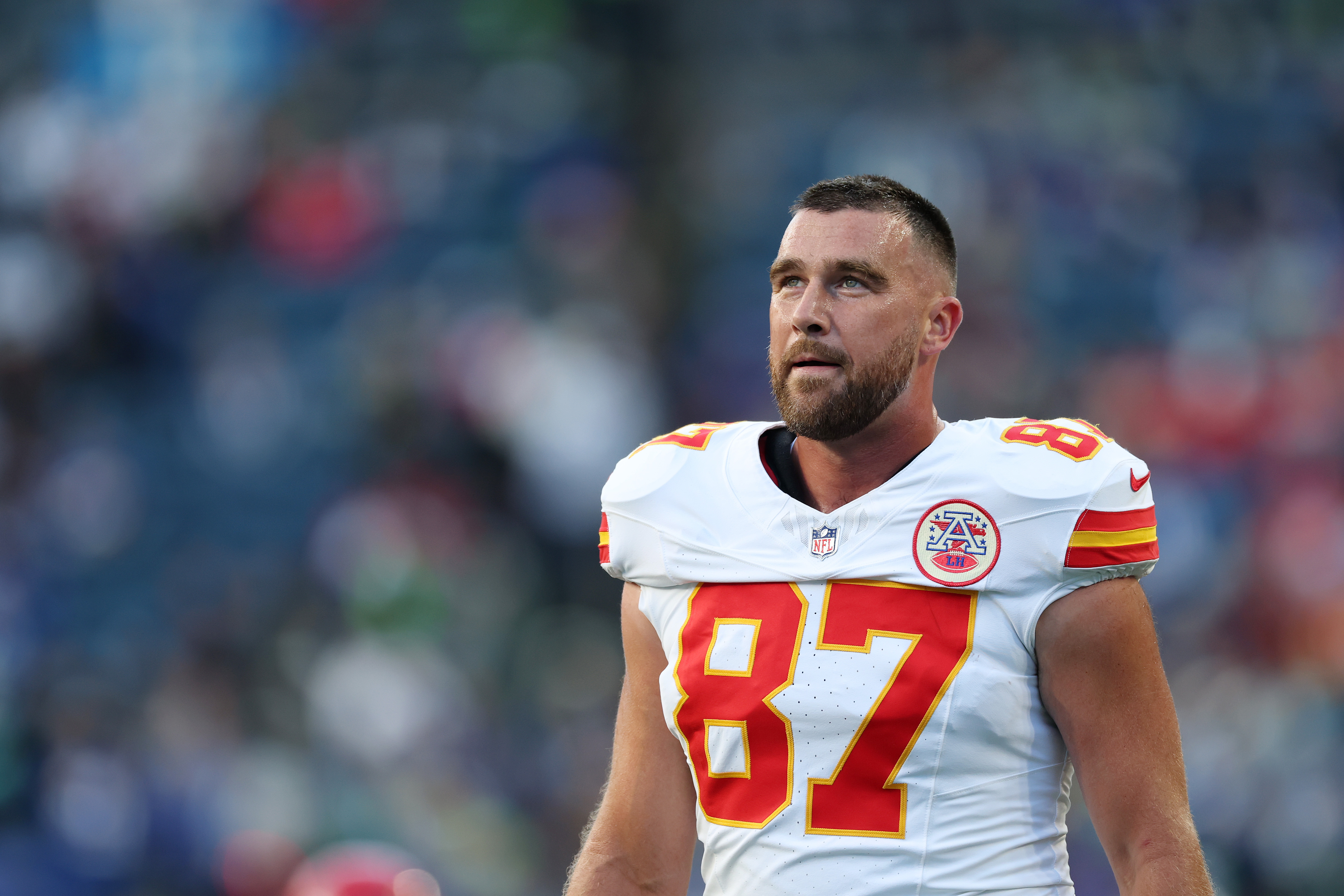 Travis Kelce sale al campo con la camiseta de los Kansas City Chiefs, luciendo su look de partido, mientras la estrella de la NFL suma otro título a su lista de galardones votados por los aficionados. | Fuente: Getty Images