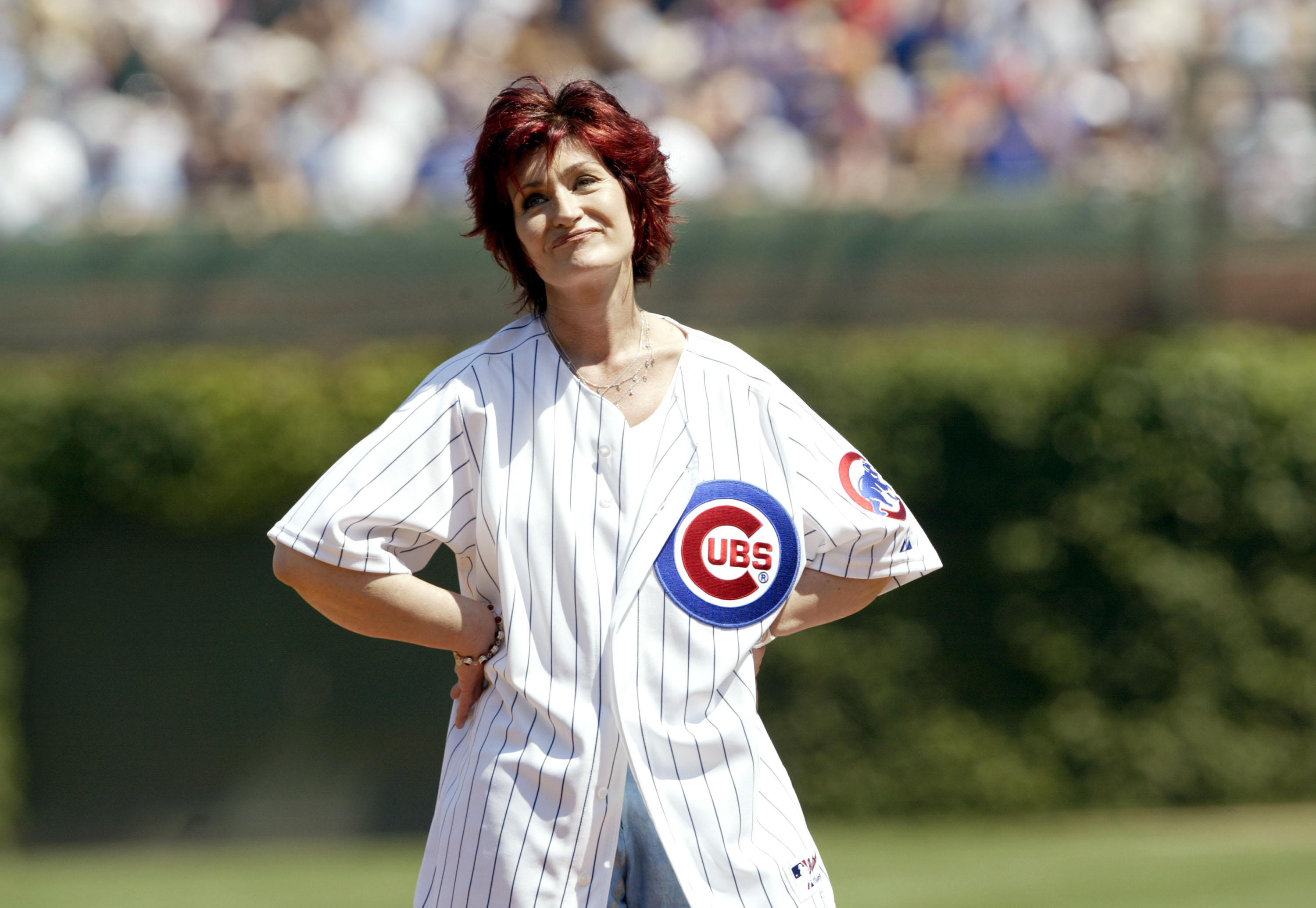 Sharon Osbourne hace el primer lanzamiento en el Wrigley Field durante un partido entre los Chicago Cubs y Los Angeles Dodgers el 17 de agosto de 2003 | Fuente: Getty Images