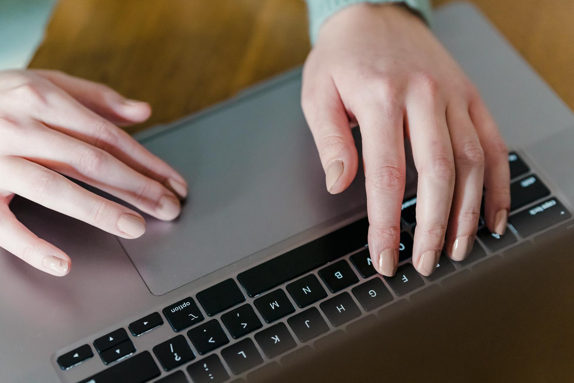 Una mujer leyendo un correo electrónico en un portátil | Fuente: Pexels