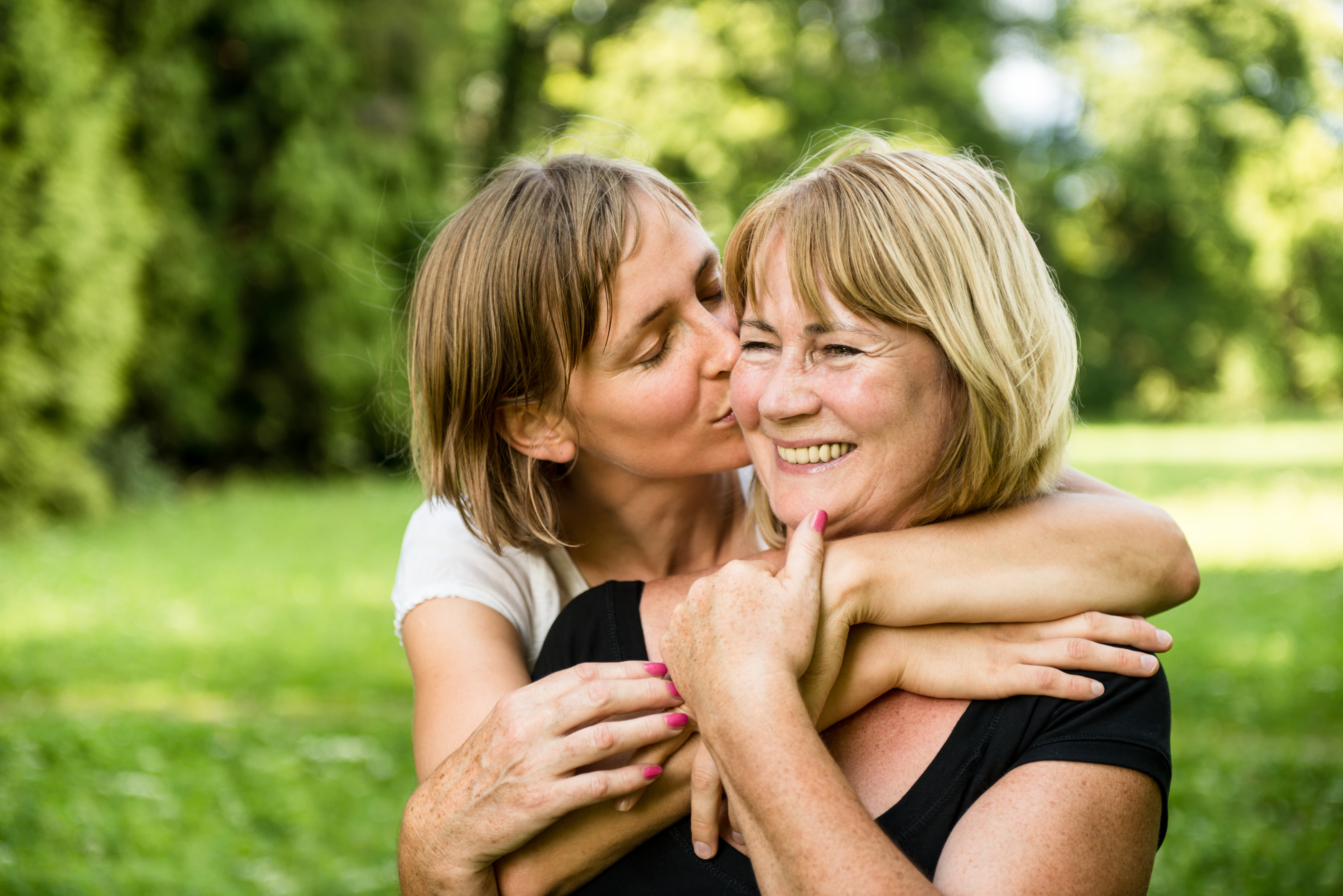 Madre e hija estrechando lazos | Fuente: Shutterstock