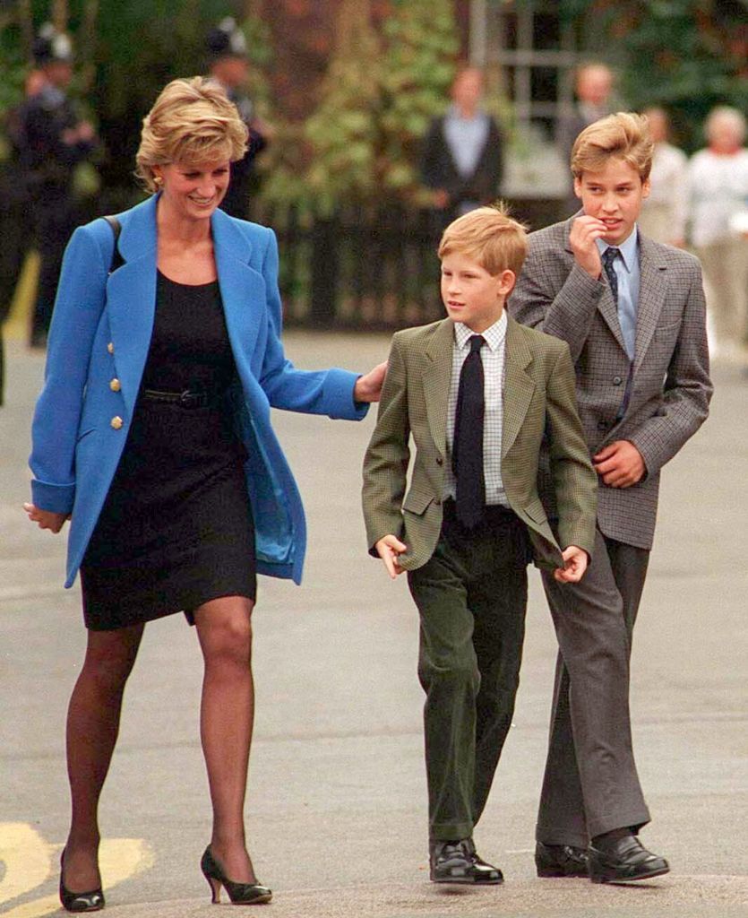 La princesa Diana, el príncipe Harry y el príncipe William en Eton en septiembre de 1995. | Foto: Getty Images