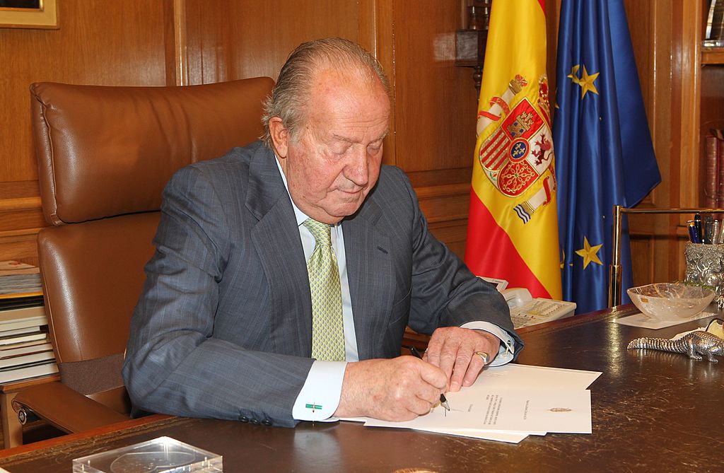 El rey Juan Carlos I firmando los papeles para confirmar su renuncia el 2 de junio de 2014 en Madrid, España. | Foto: Getty Images