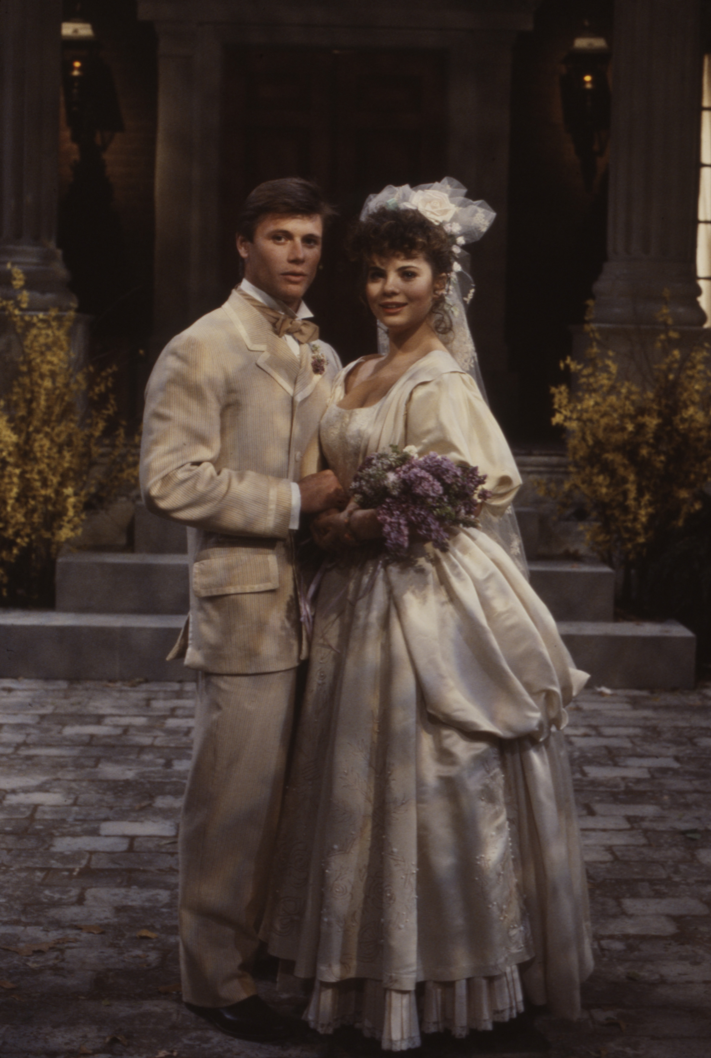 El actor posa con un compañero en el plató de "La esperanza de Ryan", en 1985 | Fuente: Getty Images