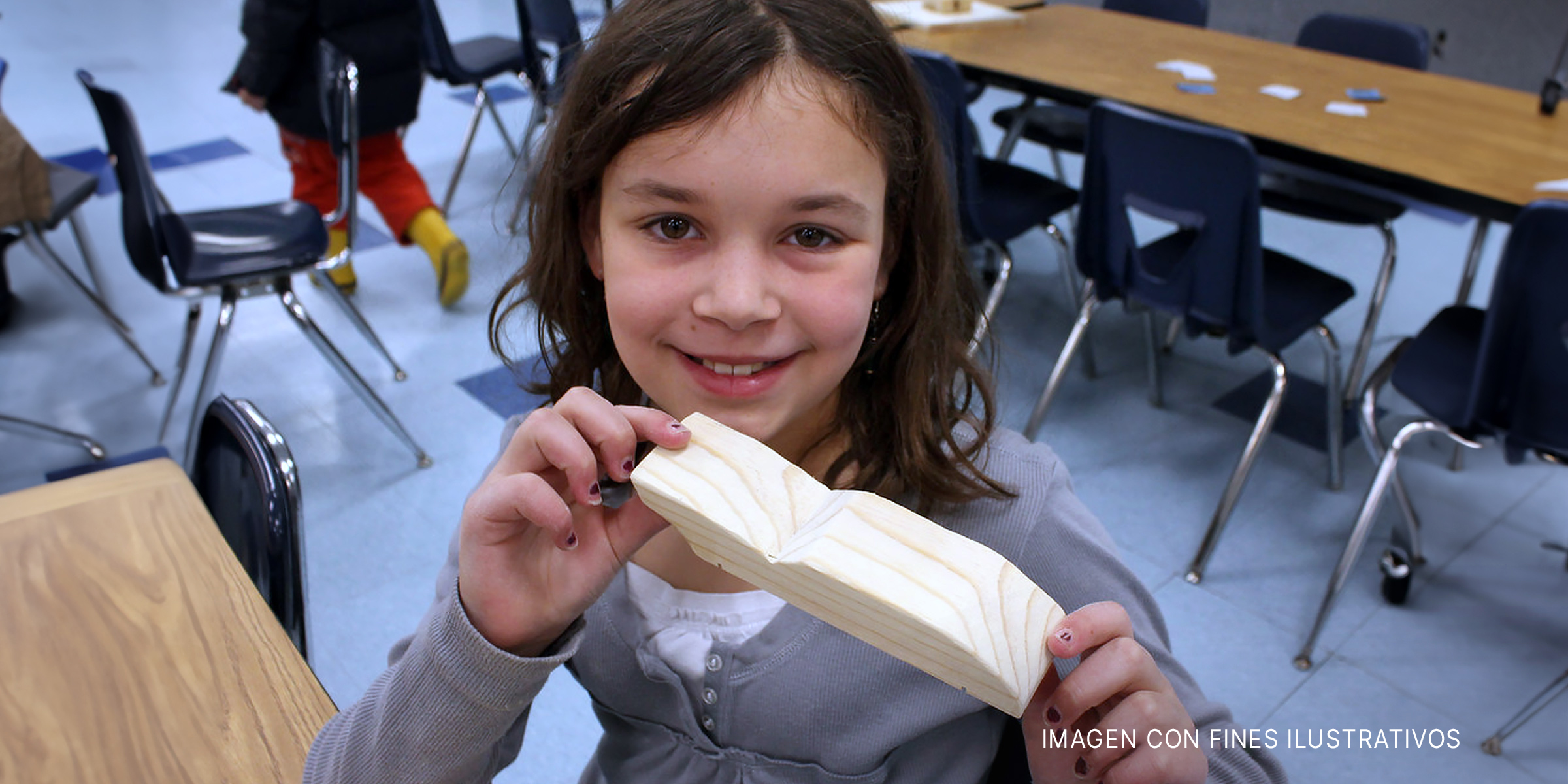 Una niña con un pedazo de madera | Foto: Flickr.com/woodleywonderworks (CC BY 2.0)