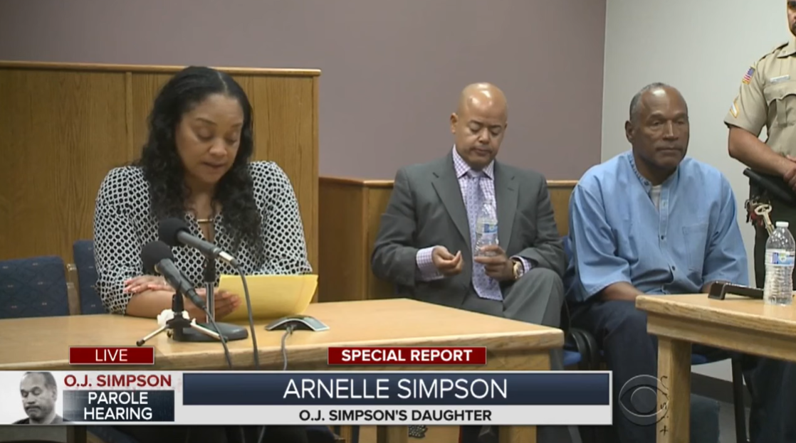 Arnelle Simpson habla ante una junta de libertad condicional mientras O.J. Simpson escucha en un rincón de la sala durante una vista de la junta de libertad condicional en 2017 en Nevada | Foto: YouTube/CBSNewYork