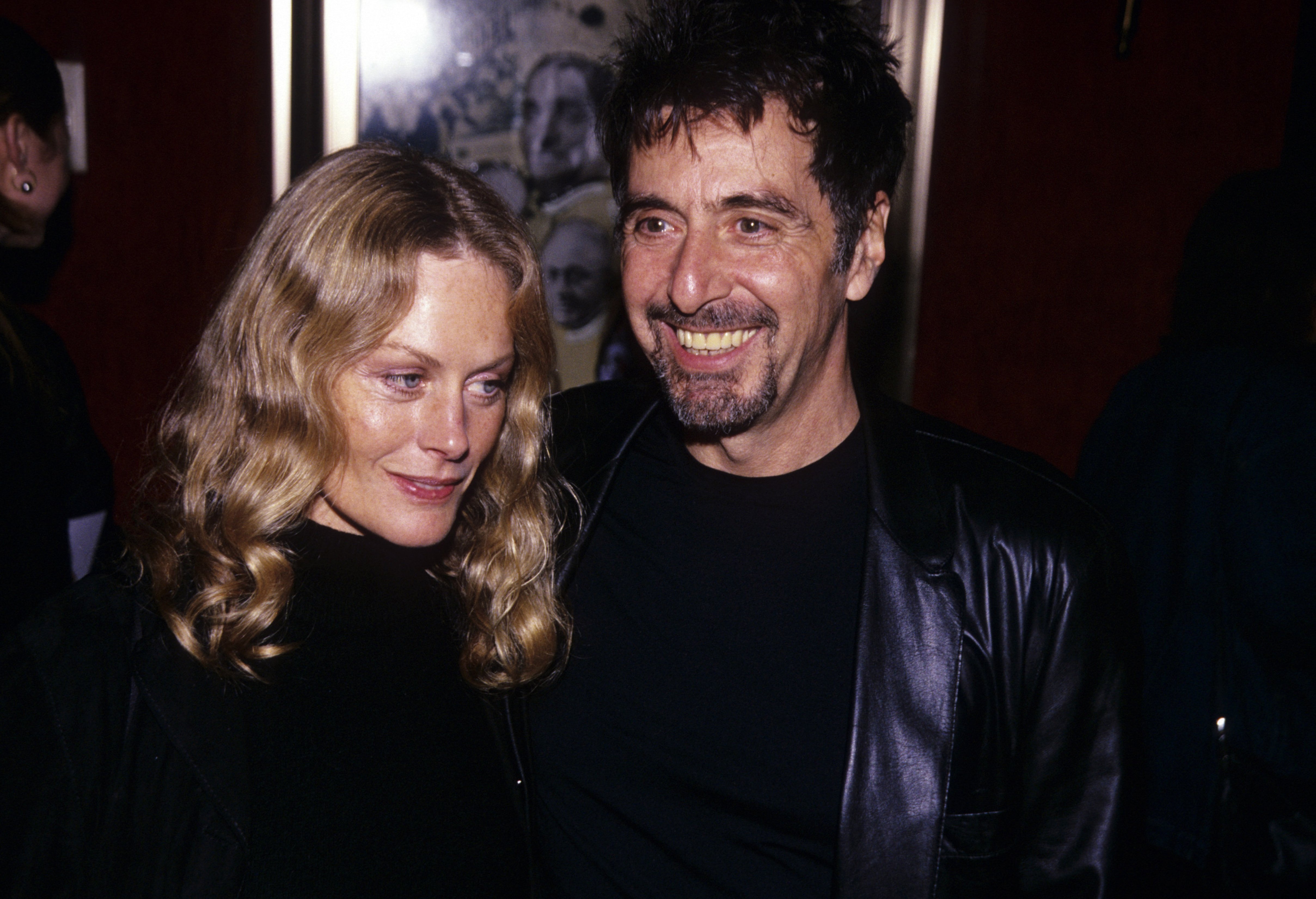 Beverly D'Angelo y Al Pacino en el estreno de "The Insider" en Nueva York, en noviembre de 1999. | Foto: Getty Images