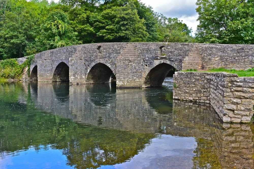 Antiguo puente en el río Ogmore, en Bridgend, Gales. | Foto: Shutterstock