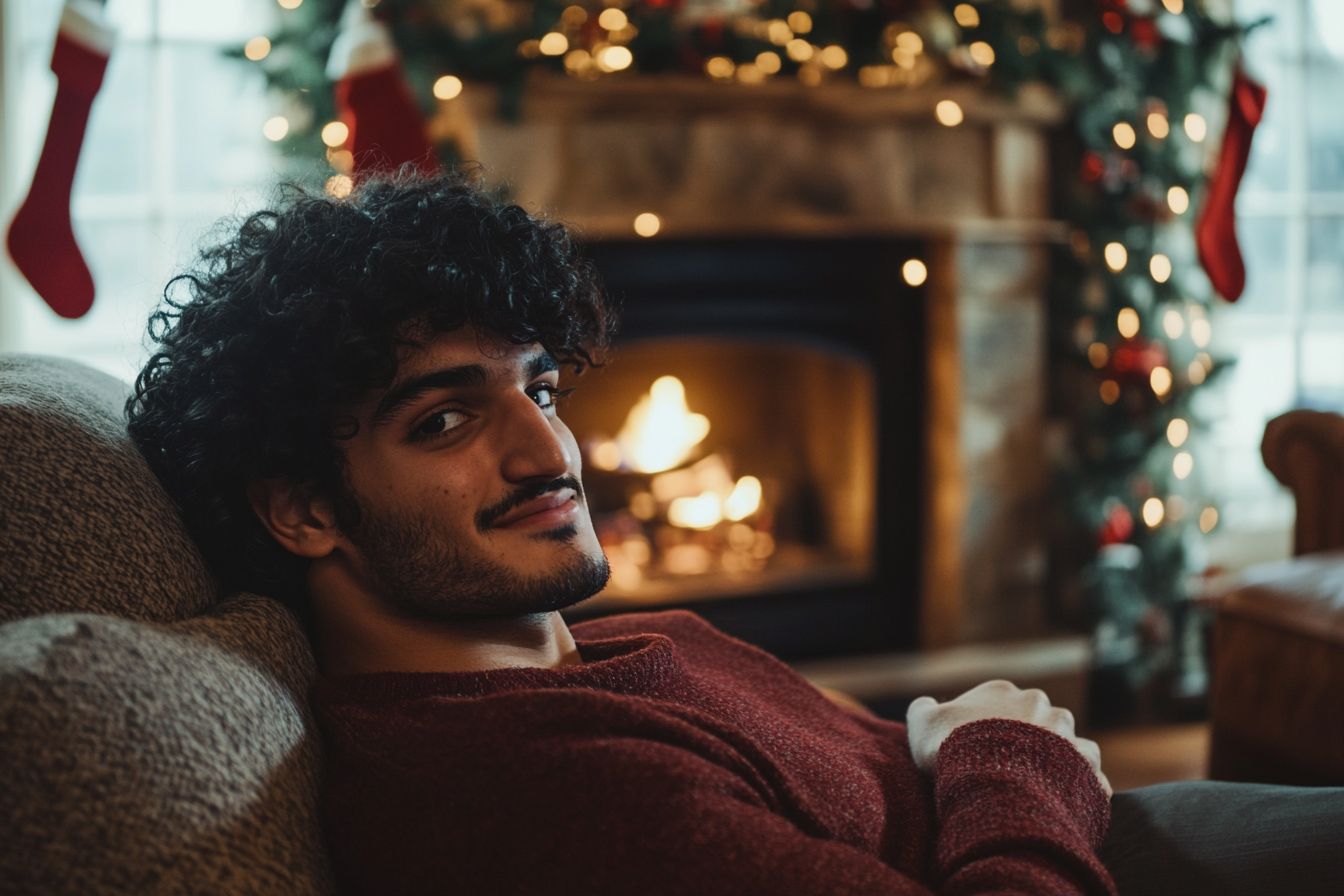 Un hombre sonriendo sentado junto a una chimenea | Fuente: Midjourney