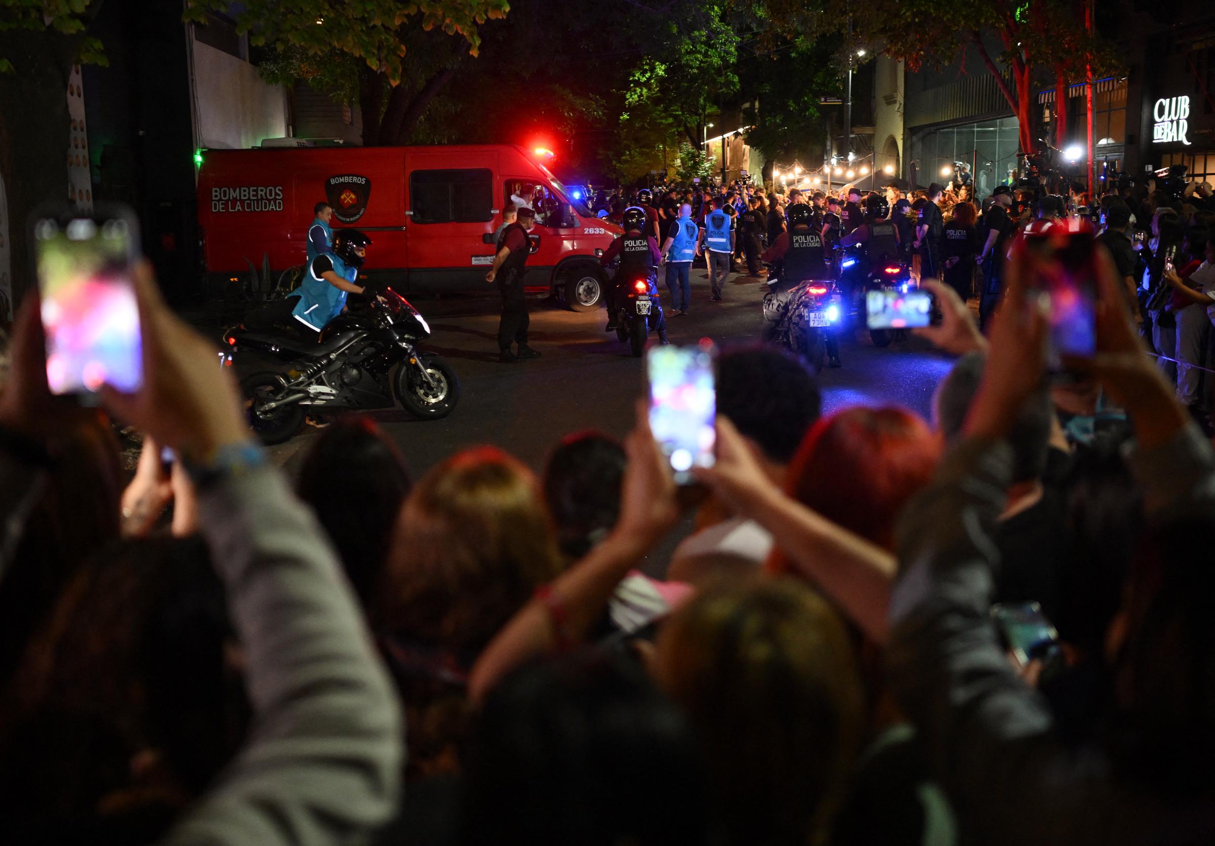 Trabajadores forenses se llevan el cuerpo del cantante británico Liam Payne en una furgoneta de bomberos del hotel donde murió en Buenos Aires el 16 de octubre de 2024 | Fuente: Getty Images