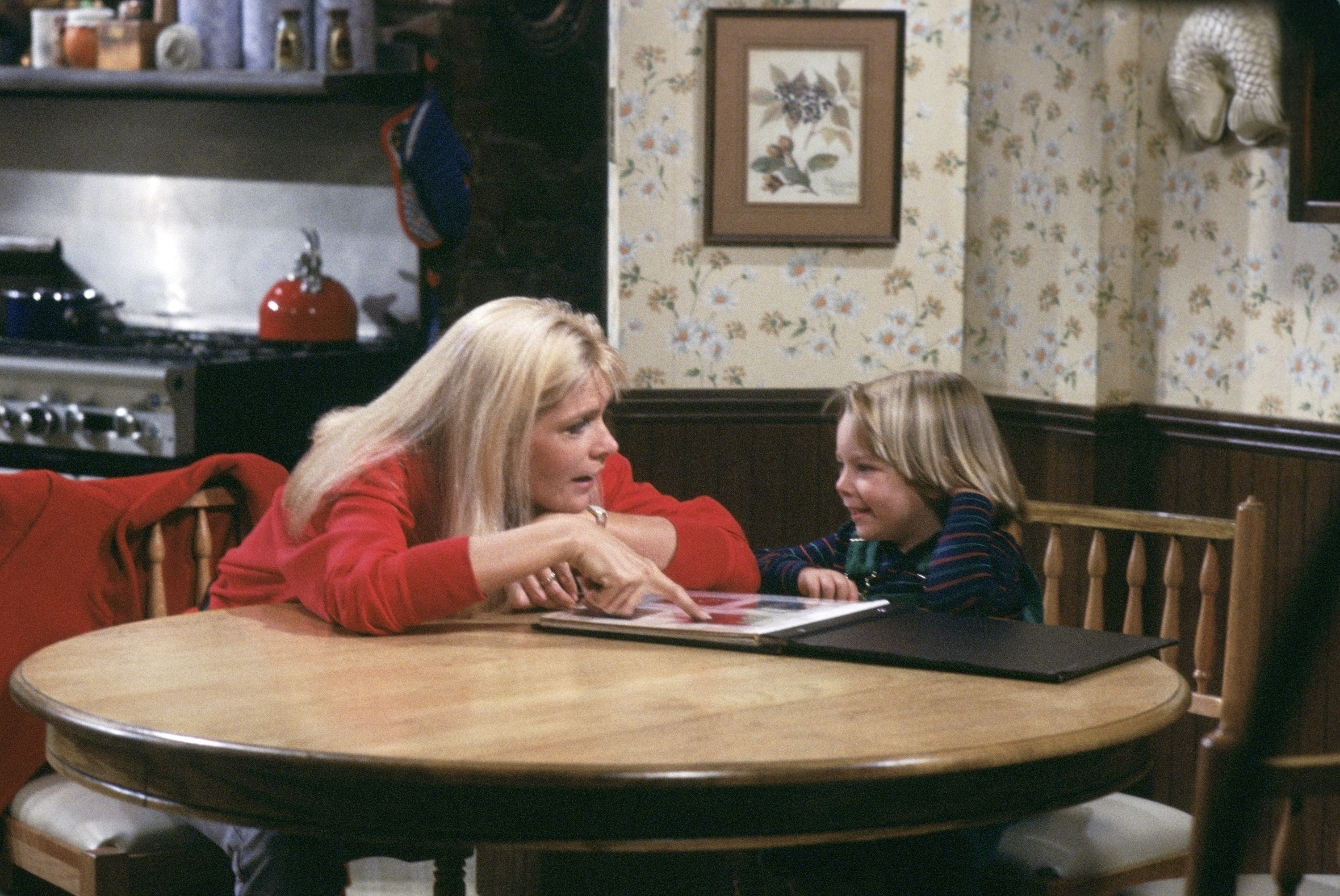 Una imagen sin fecha de Meredith Baxter y Brian Bonsall en el plató de "Family Ties" | Fuente: Getty Images