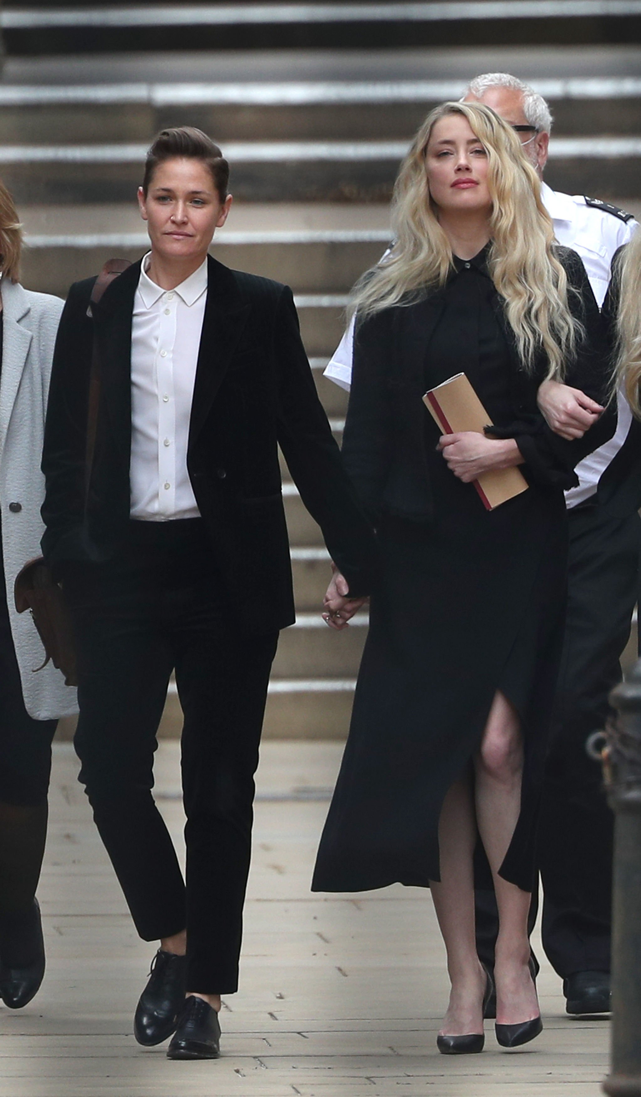 Amber Heard y Bianca Butti en el Tribunal Superior de Londres el 27 de julio de 2020. | Foto: Getty Images