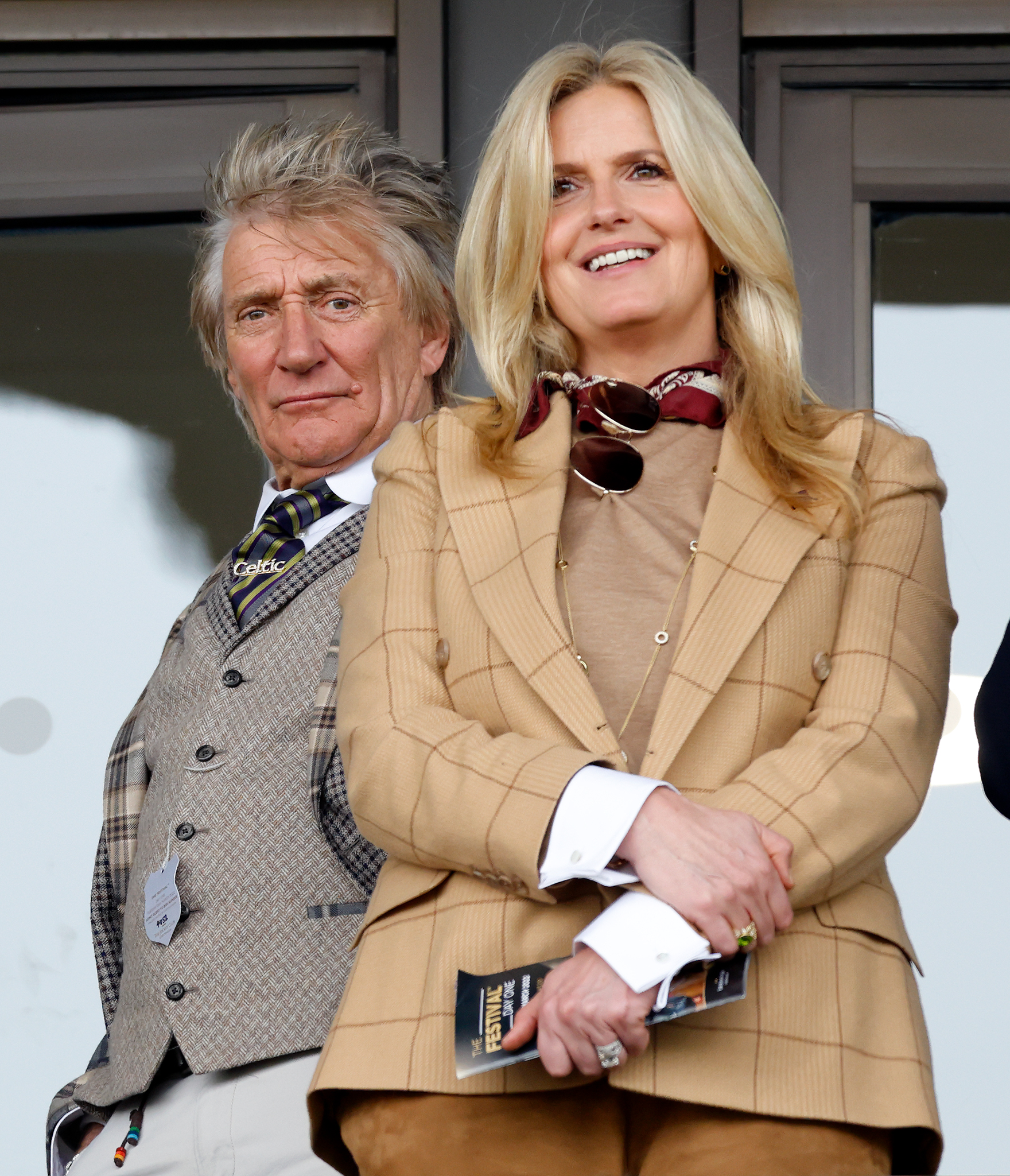 Rod Stewart y Penny Lancaster en el hipódromo de Cheltenham el 15 de marzo de 2022 | Fuente: Getty Images