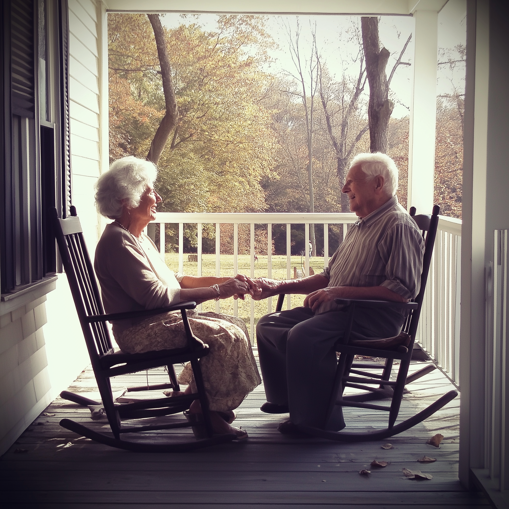 Una pareja de ancianos cogidos de la mano en un porche | Fuente: Midjourney