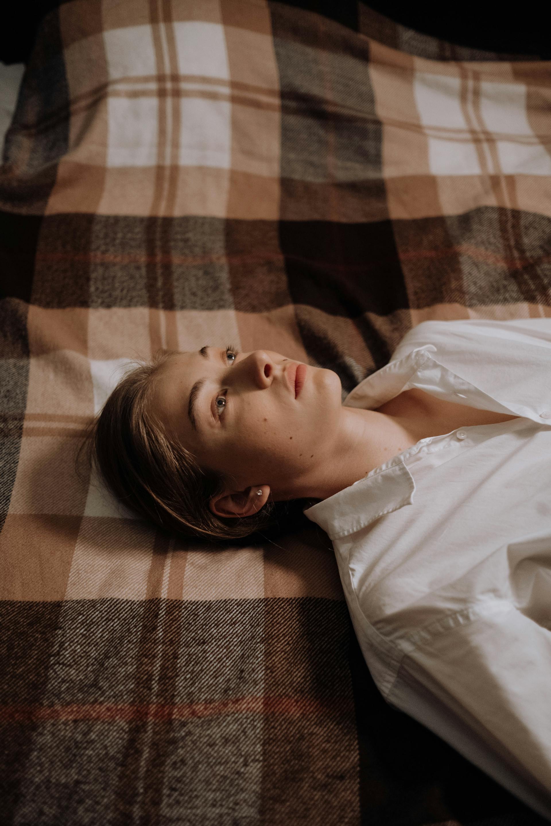 Mujer acostada en la cama | Fuente: Pexels