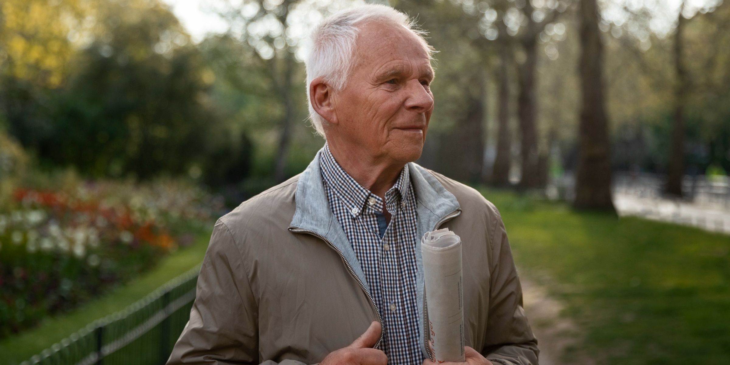 Un anciano de pie en una acera | Fuente: Freepik