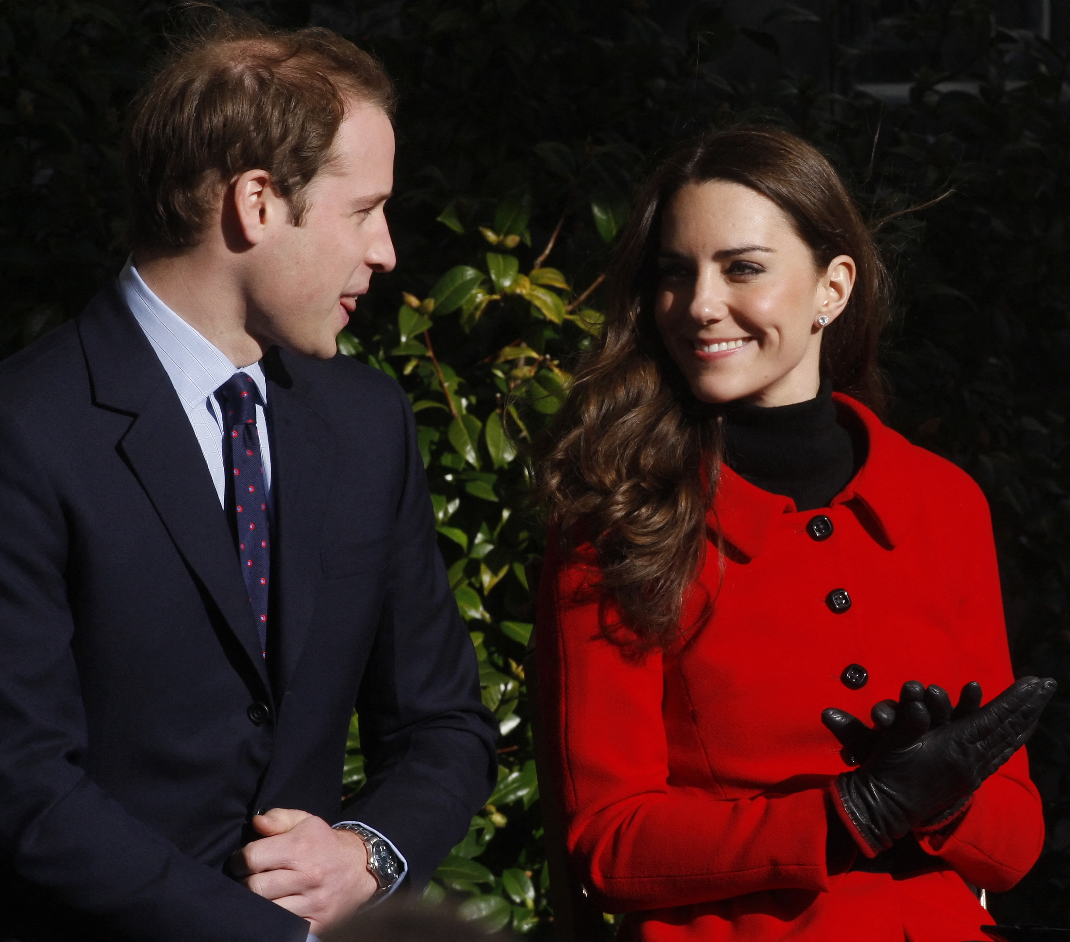 El príncipe William y Kate Middleton visitando la Universidad de St Andrews en St. Andrews, Escocia, el 25 de febrero de 2011 | Fuente: Getty Images