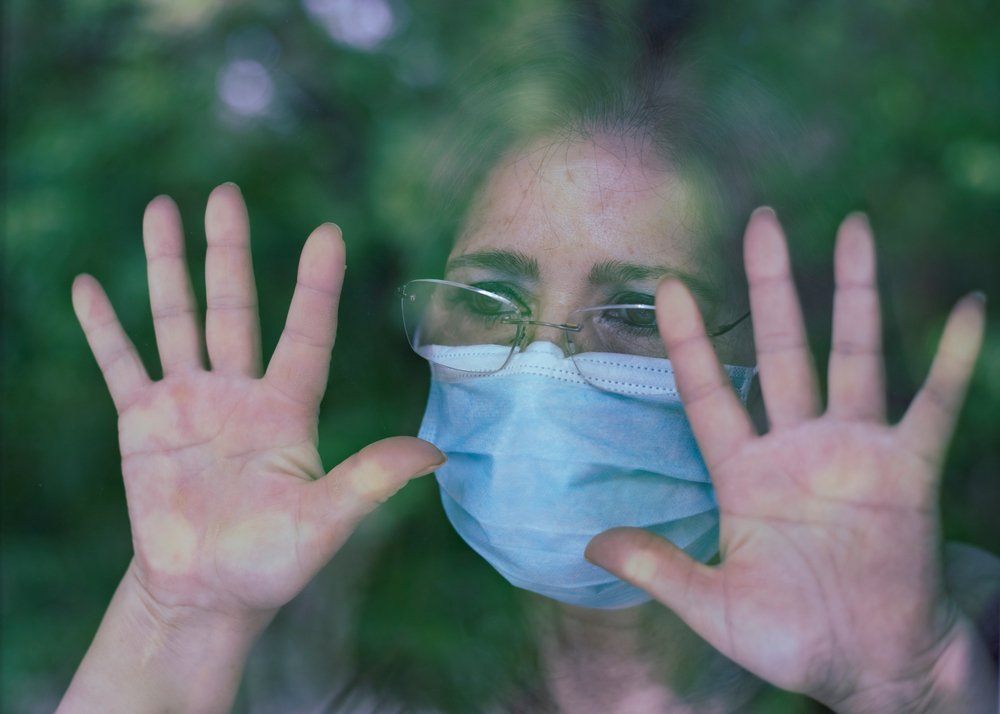 Mujer deprimida con mascarilla durante el confinamiento. | Foto: Shutterstock