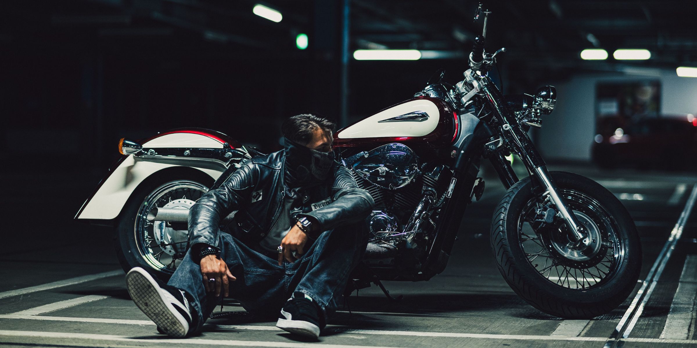 Un hombre sentado delante de una moto | Fuente: Pexels