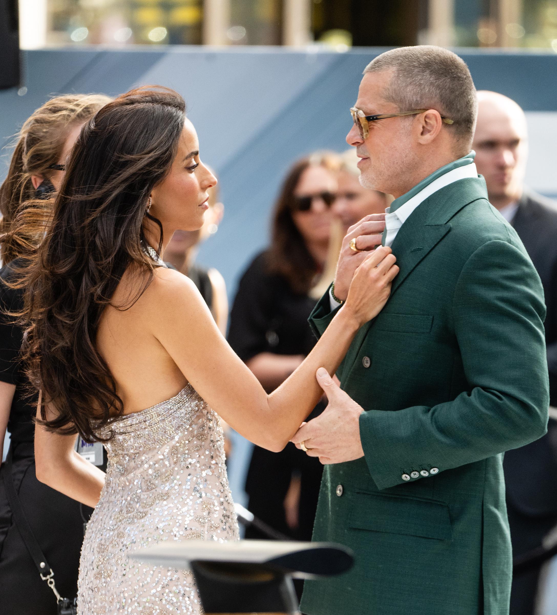 Brad Pitt e Inés de Ramón asisten al estreno europeo de "F1: The Movie" en Cineworld Leicester Square el 23 de junio de 2025 en Londres, Inglaterra | Fuente: Getty Images