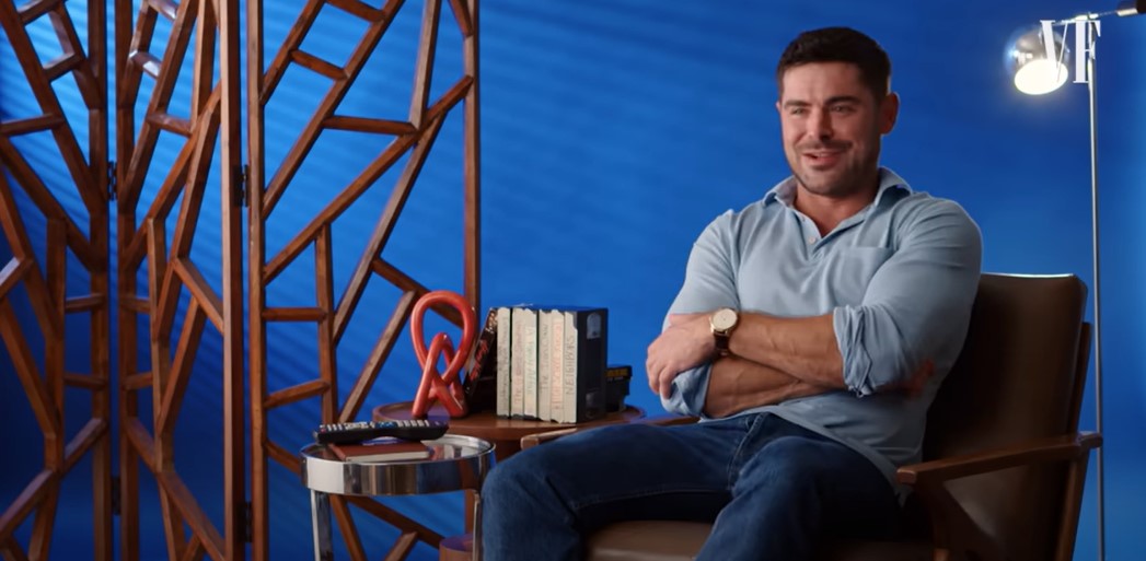 Zac Efron durante una entrevista en la que volvió a ver sus viejas películas el 2 de julio de 2024 | Fuente: YouTube/Vanity Fair