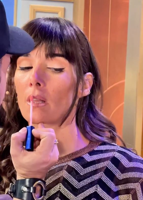 Juana Viale se maquilla para el programa | Fuente: Instagram/juanavialeoficial