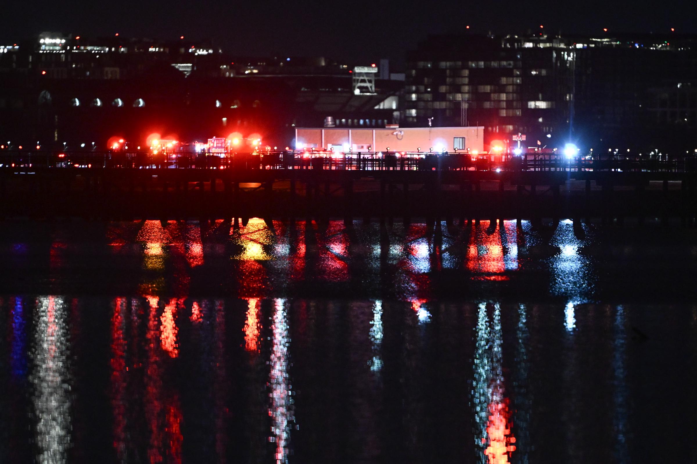 Vista de la escena después de que un avión regional colisionara en pleno vuelo con un helicóptero militar y se estrellara en el río Potomac, en Washington D.C., el 30 de enero de 2025. | Fuente: Getty Images