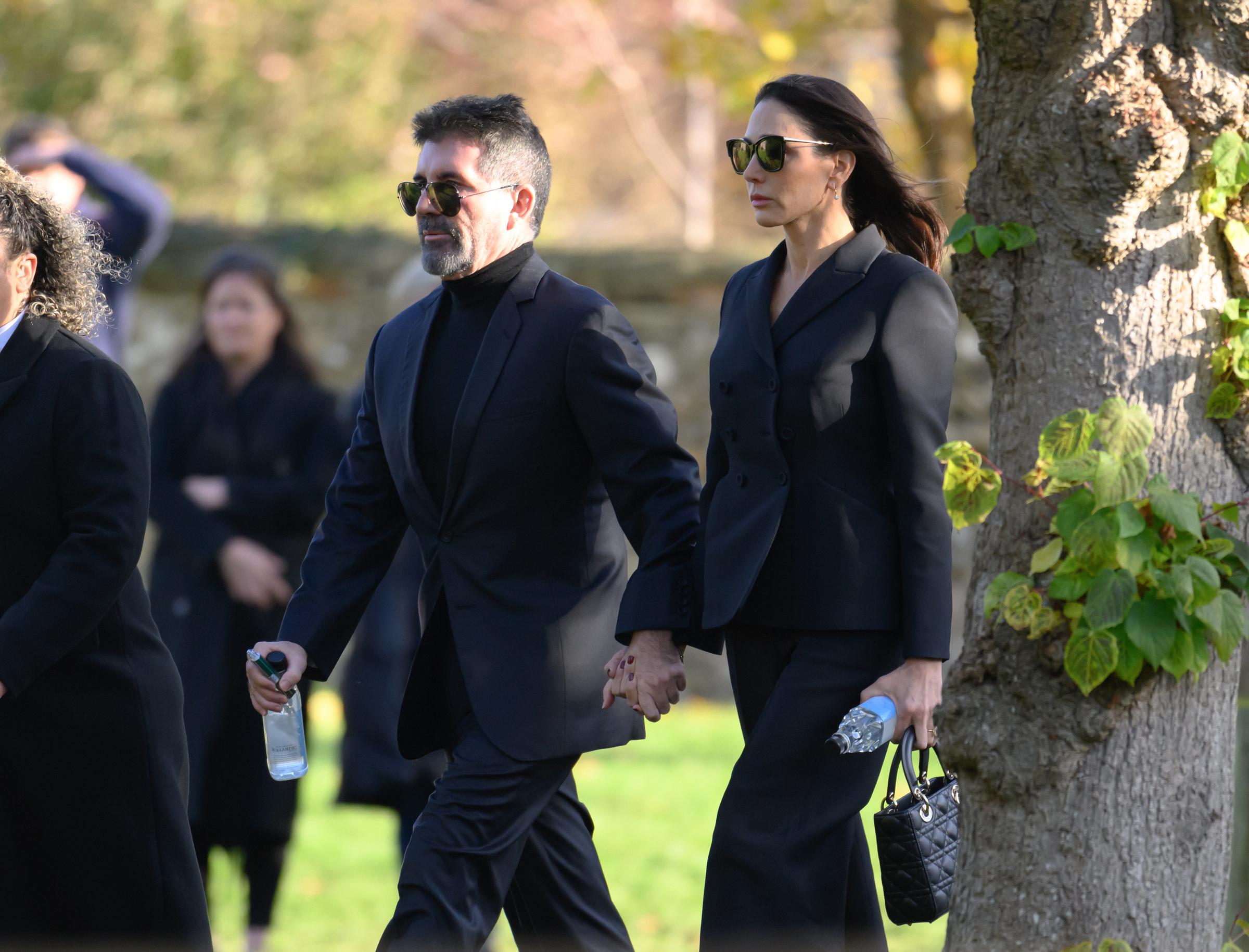 Simon Cowell y Lauren Silverman en el funeral de Liam Payne en la iglesia de St. Mary en Amersham el 20 de noviembre de 2024 | Fuente: Getty Images