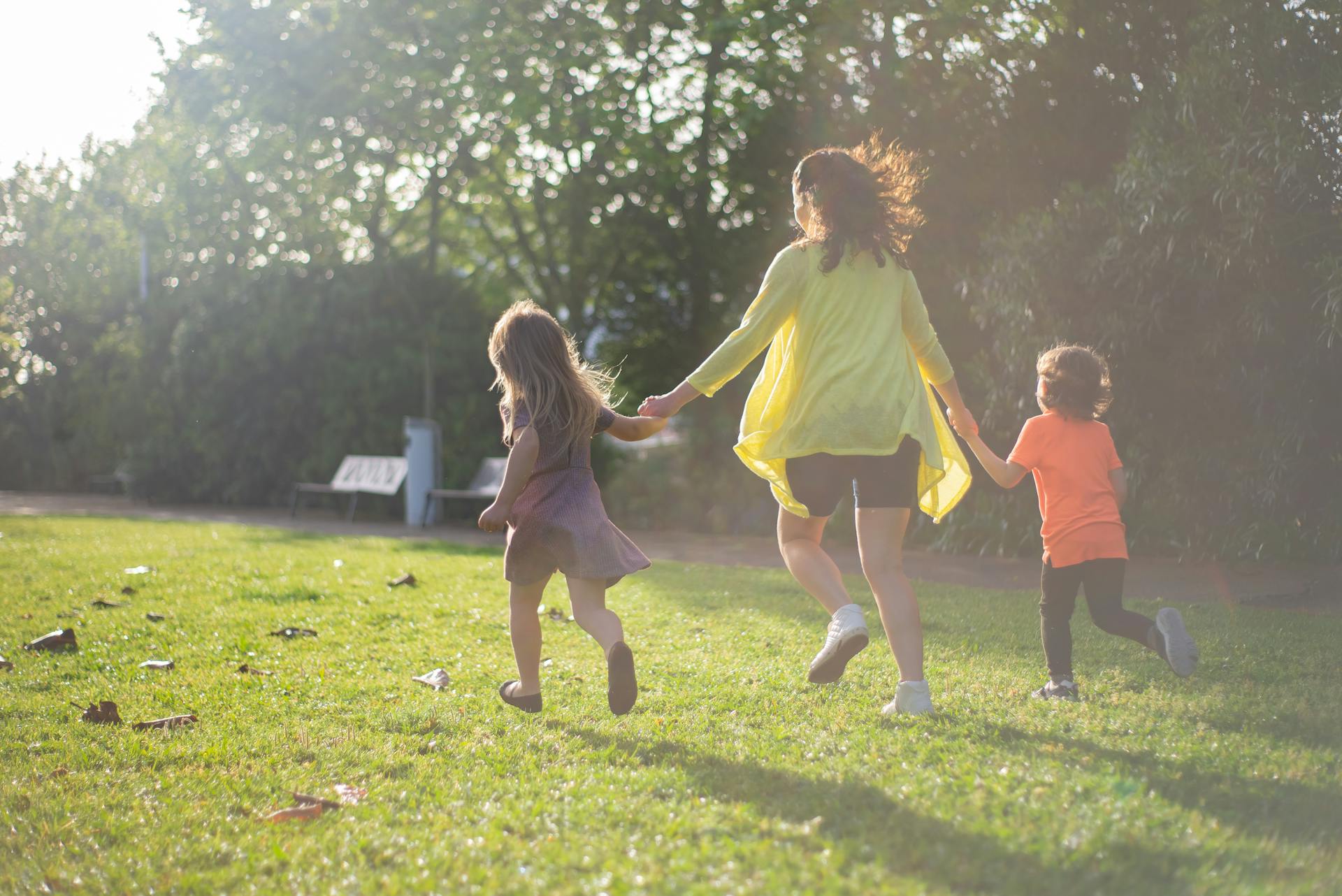 Una madre che corre con i suoi figli | Fonte: Pexels