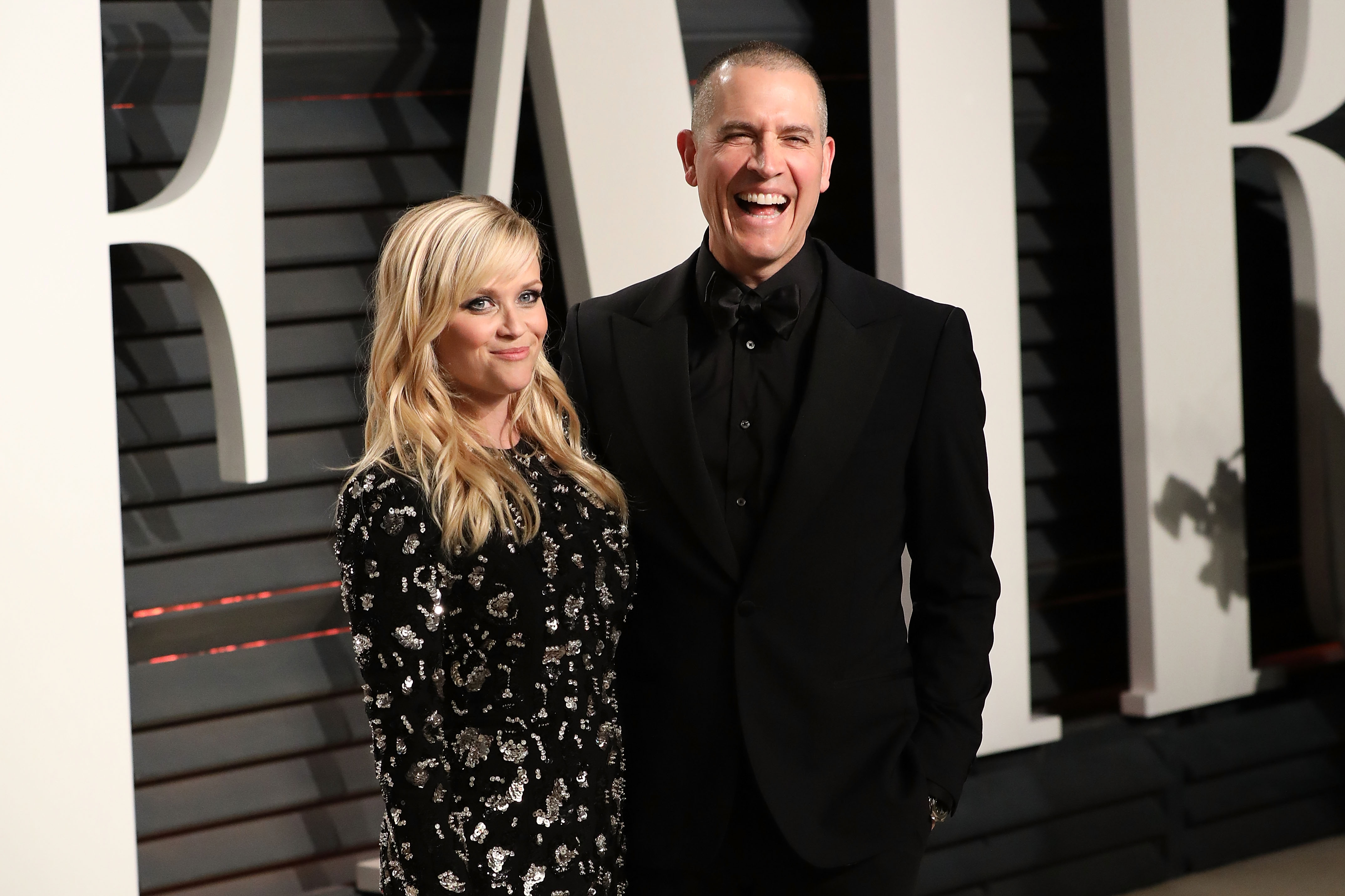 Witherspoon y Toth asisten a la Fiesta de los Oscar 2017 de Vanity Fair en el Wallis Annenberg Center for the Performing Arts de Beverly Hills, California. Witherspoon luce una ligera sonrisa mientras posan para las fotos, mientras que Toth es captado entre risas: los dos están increíbles juntos.