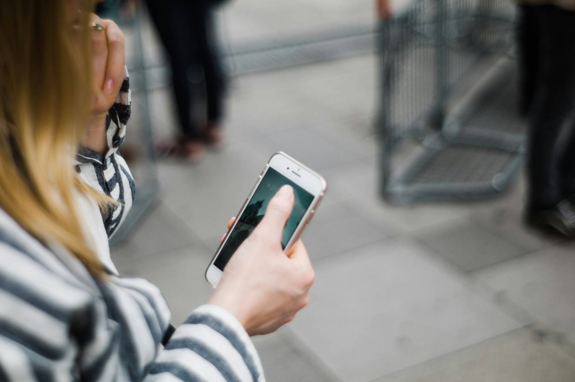 Una mujer sujetando un teléfono móvil | Fuente: Unsplash
