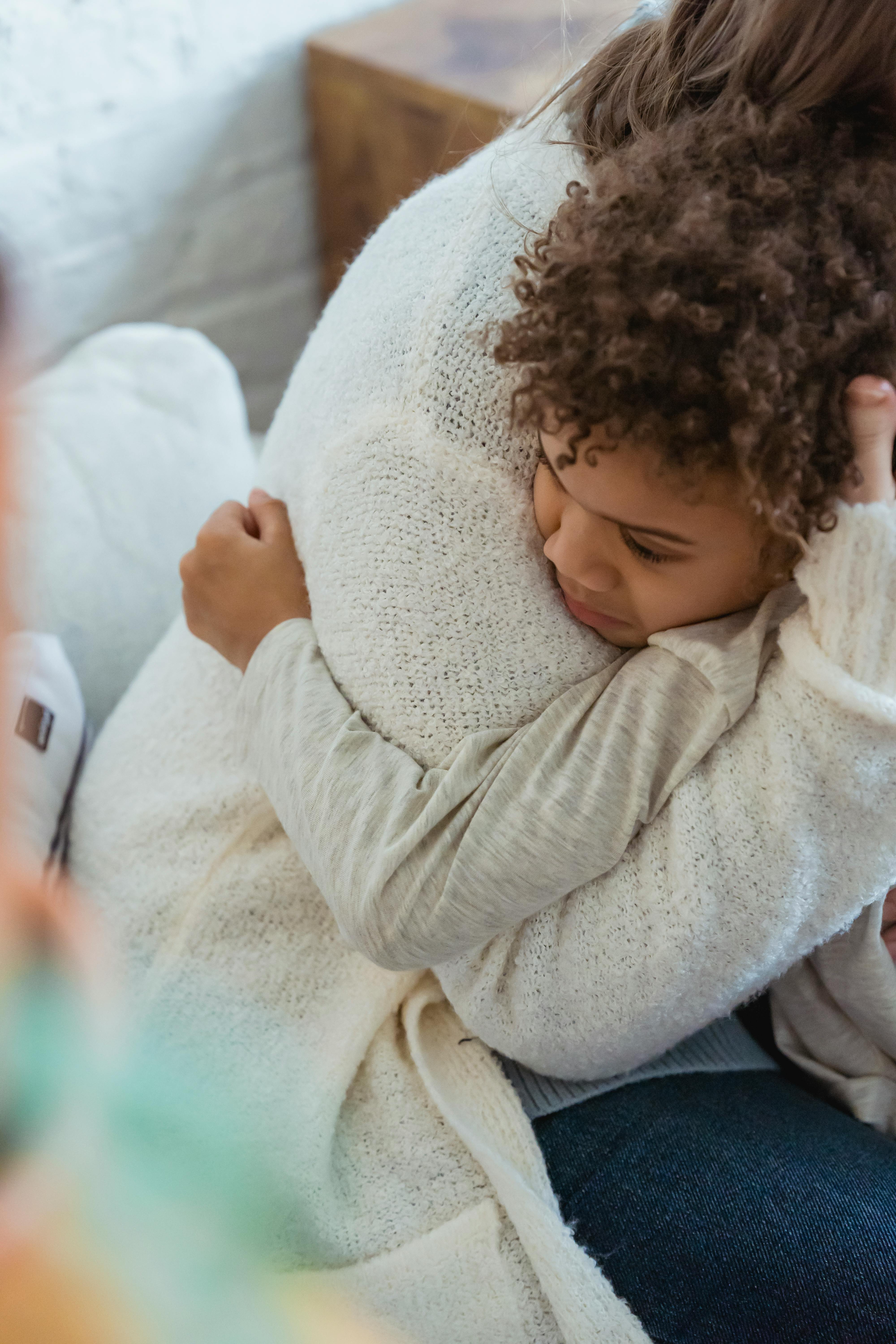 Una mujer abrazando a un niño | Fuente: Pexels