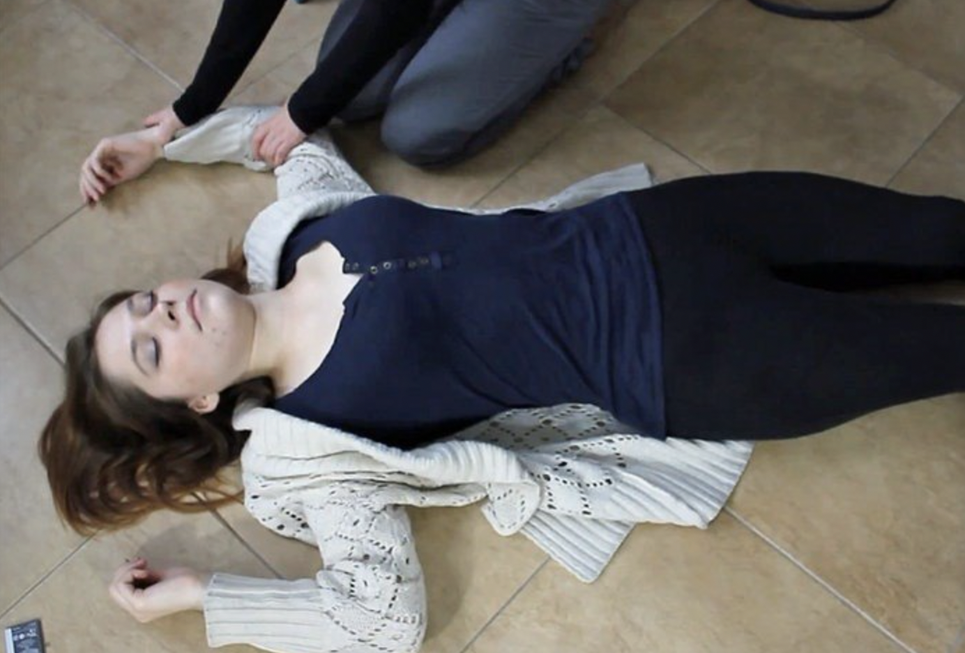 Mujer inconsciente en el suelo | Foto: Shutterstock