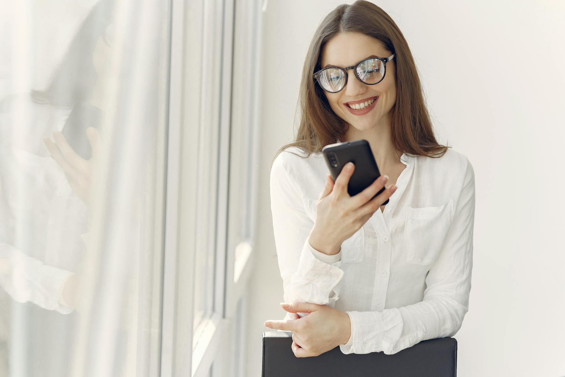 Una mujer utilizando su teléfono en el trabajo | Fuente: Pexels