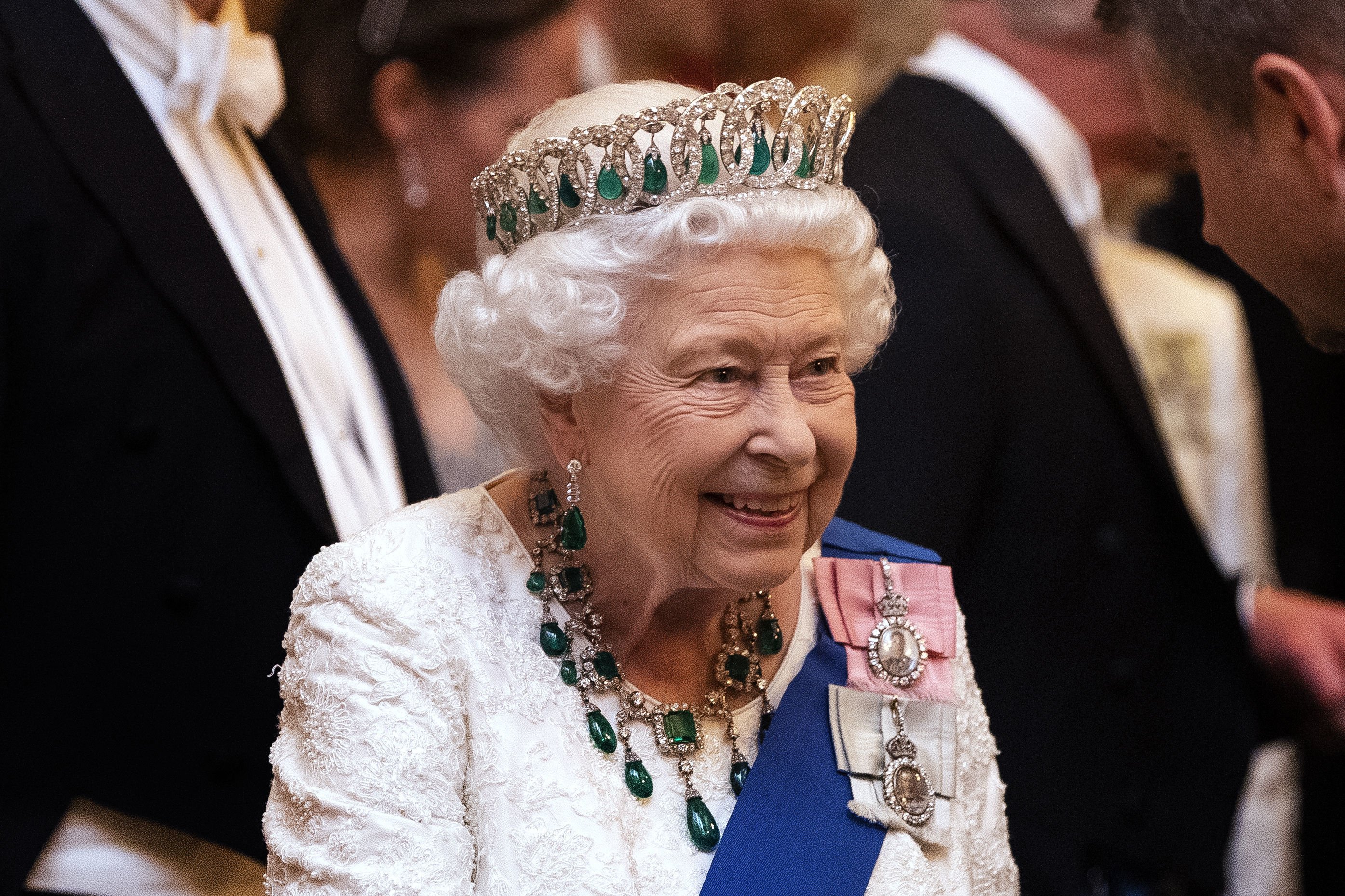 La reina Elizabeth II habla con los invitados en una recepción nocturna para miembros del Cuerpo Diplomático en el Palacio de Buckingham el 11 de diciembre de 2019 en Londres, Inglaterra. | Foto: Getty Images
