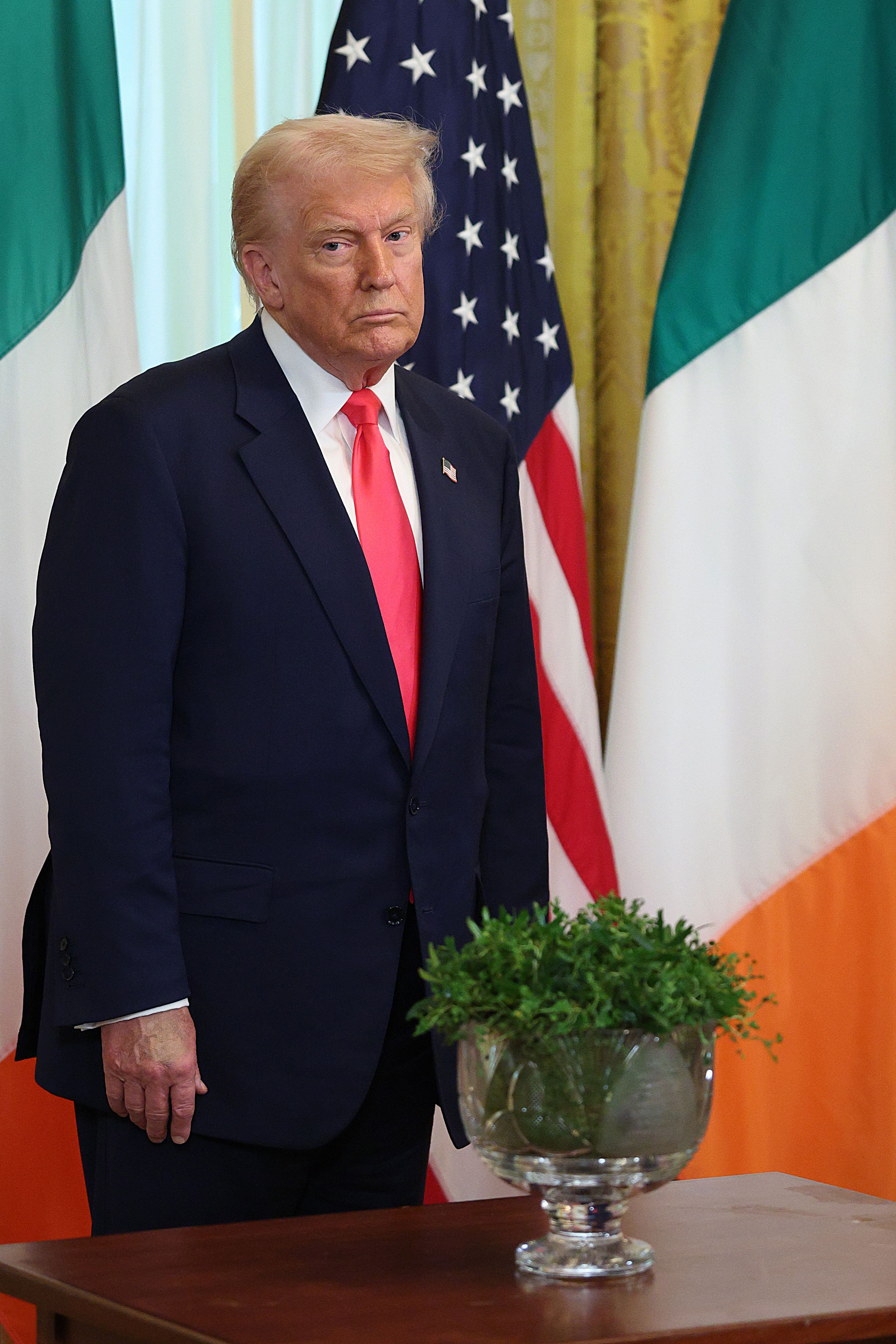 El presidente estadounidense Donald Trump se reúne con el Taoiseach irlandés Micheál Martin y su esposa Mary O'Shea durante un acto del Día de San Patricio en la Sala Este de la Casa Blanca el 12 de marzo de 2025, en Washington, D.C. | Fuente: Getty Images