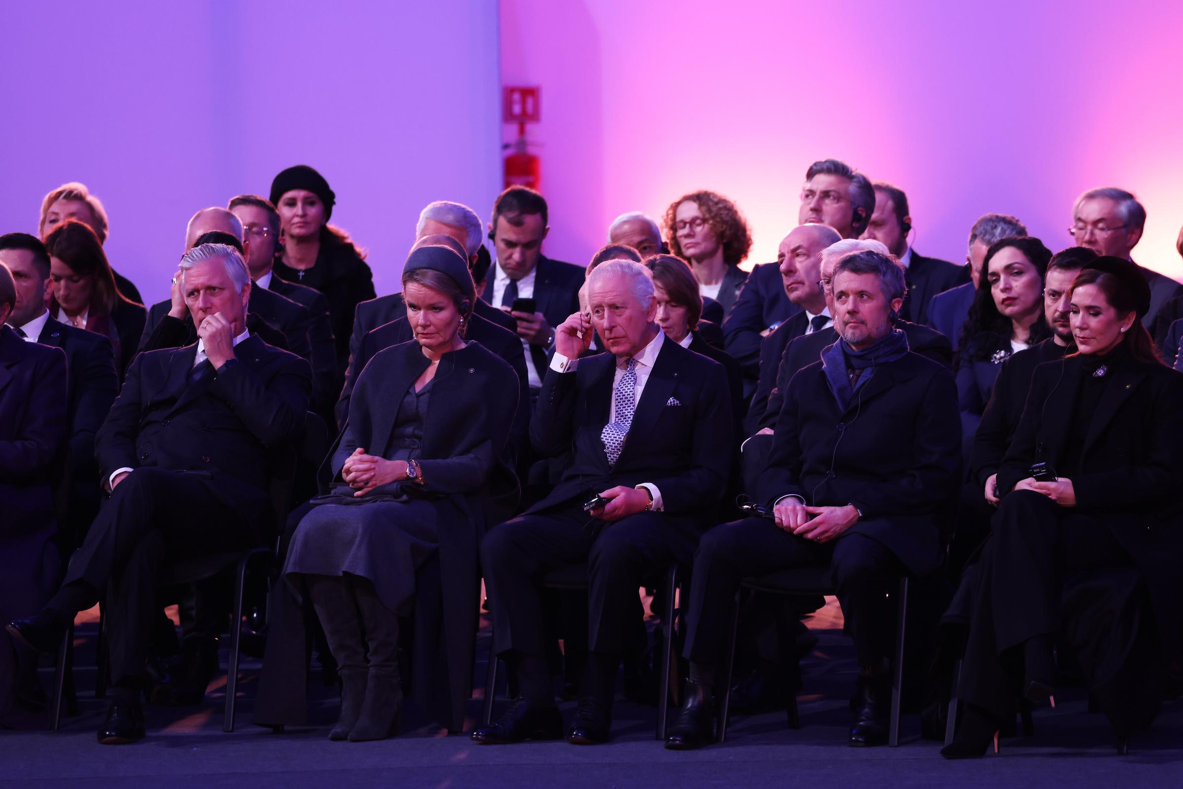 El rey Felipe de Bélgica, la reina Matilde de Bélgica, el rey Charles III, el rey Federico X de Dinamarca y la reina María de Dinamarca en Oswiecim, Polonia, el 27 de enero de 2025 | Fuente: Getty Images