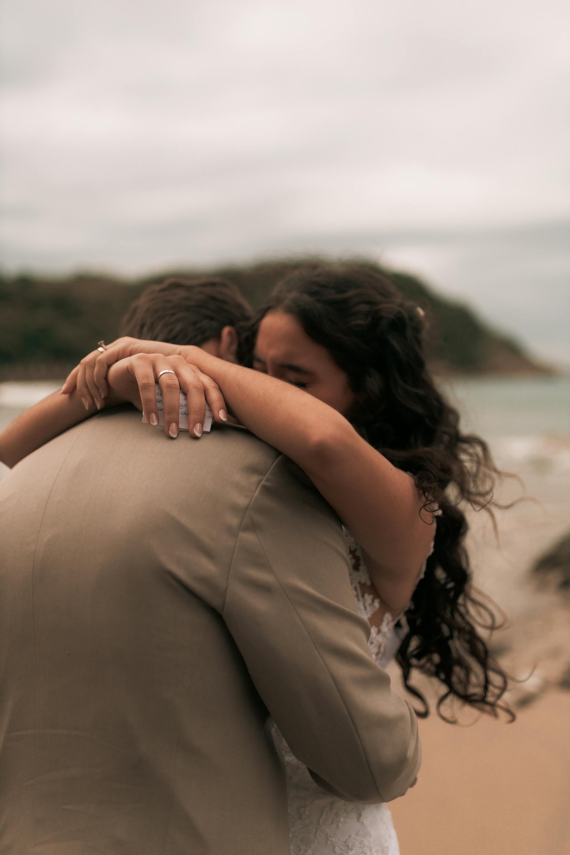 Una pareja feliz el día de su boda | Fuente: Pexels