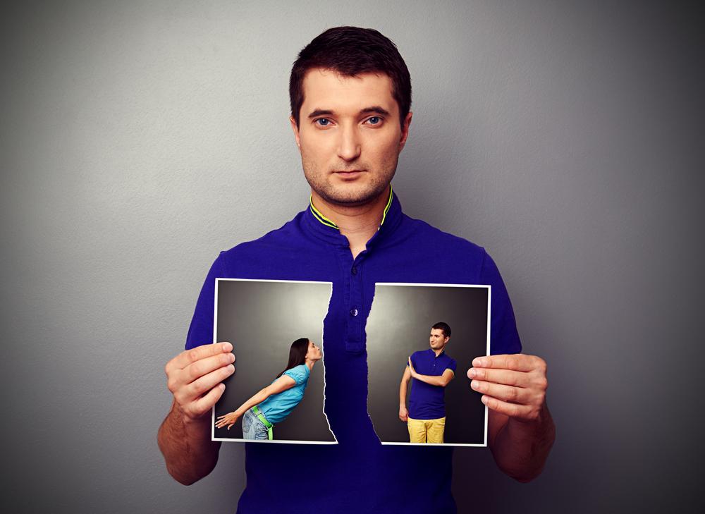Hombre con foto de pareja separada. | Foto: Shutterstock