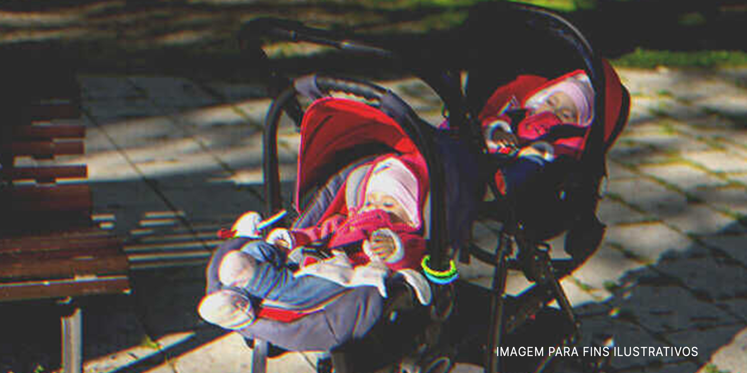 Gêmeos em carrinho de bebês.| Foto: Shutterstock