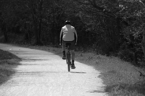 Hombre viaja en bicicleta por un camino de tierra. | Foto: Public Domain Pictures
