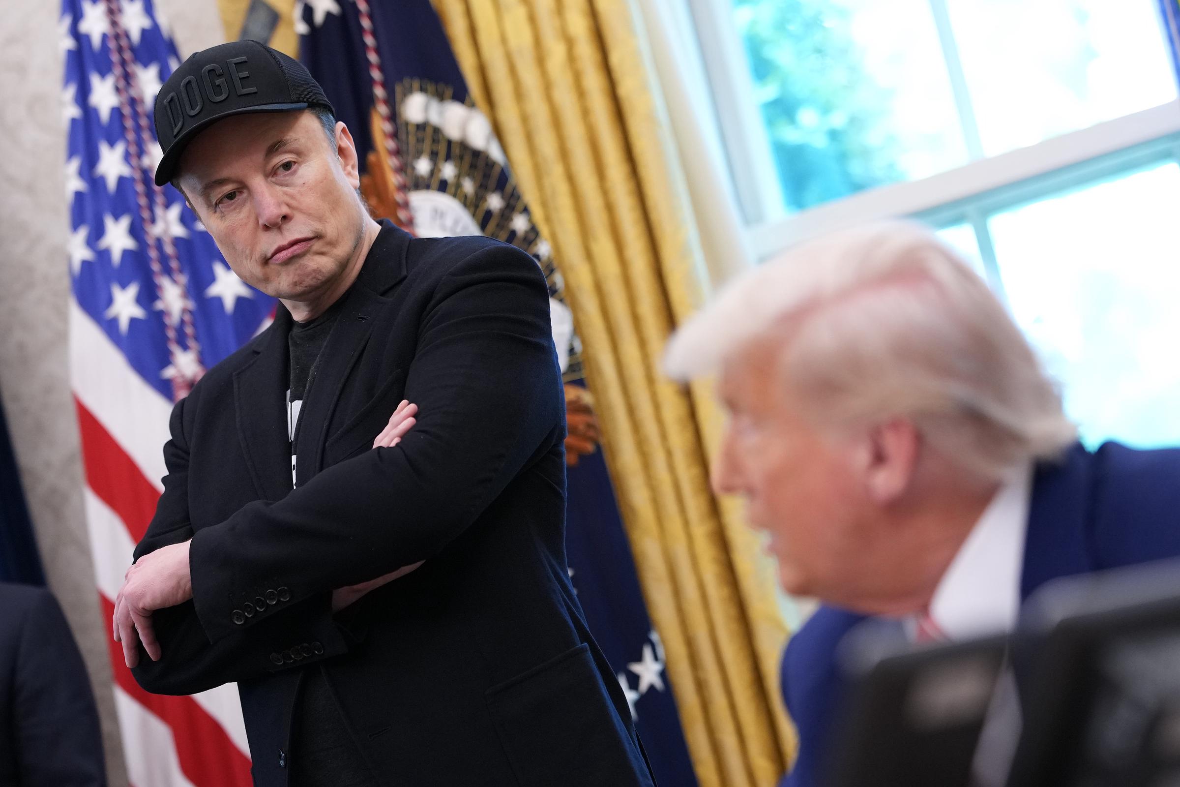 Mientras giraban las especulaciones, Musk mantuvo una actitud relajada, sonriendo de vez en cuando mientras Trump se dirigía a la prensa.