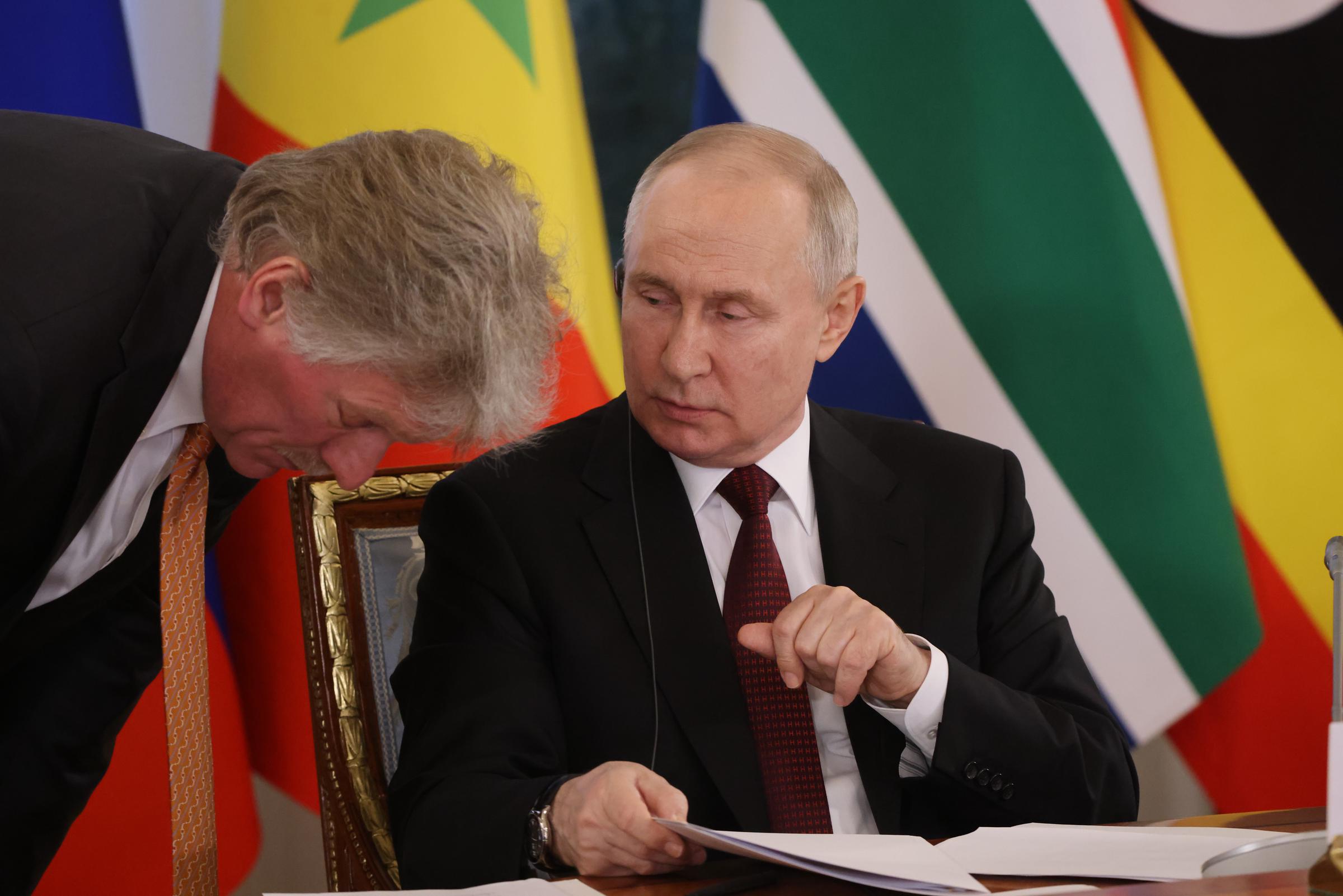 Vladimir Putin habla con su Secretario de Prensa Dmitry Peskov durante su reunión con líderes africanos en el Palacio Konstantin de Strelna en San Petersburgo, Rusia, el 17 de junio de 2023 | Fuente: Getty Images